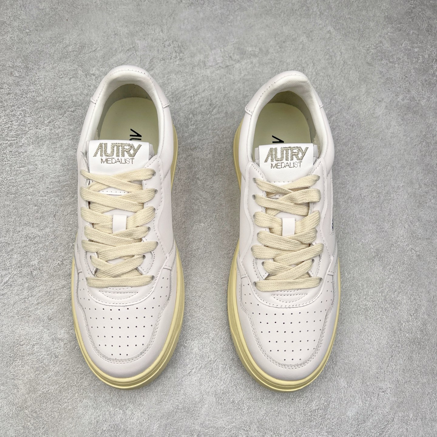 图片[2]-韩国小众品牌Autry纯原代工厂出品 相信很多热爱小白鞋的潮流人士对这个品牌应该都不会陌生 韩国风欧美风日常百搭经典小白鞋 朴彩英Rose同款、刘雯、车静媛、好多明星博主都穿过…Autry标志性的美国旗帜图案 火爆全球专柜官网断码断货 每一款鞋都有着简单线条和内敛细节设计 厚实发黄的鞋底和鞋面标签带是它的经典标识 鞋头的设计也比较立体 不会很扁 显得整个鞋型都非常好看 做旧发黄的鞋底有3.5厘米的厚度 很有复古的味道 但是一点也不会硬 采用原版进口小牛皮 面料柔软舒适 Q弹垫脚 上脚柔软有弹力 尺码：35 36 37 38 39 40 41 42 43 44-选品中心
