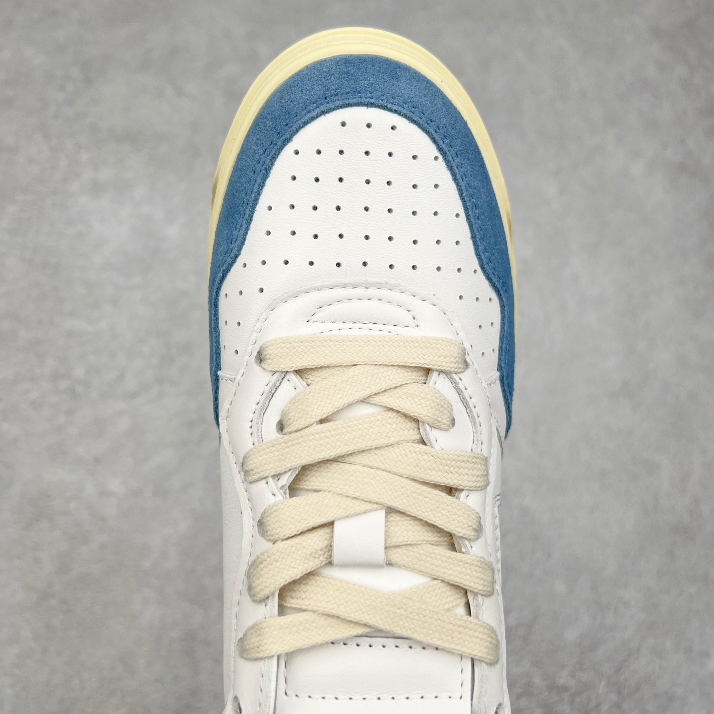 图片[4]-韩国小众品牌Autry纯原代工厂出品 相信很多热爱小白鞋的潮流人士对这个品牌应该都不会陌生 韩国风欧美风日常百搭经典小白鞋 朴彩英Rose同款、刘雯、车静媛、好多明星博主都穿过…Autry标志性的美国旗帜图案 火爆全球专柜官网断码断货 每一款鞋都有着简单线条和内敛细节设计 厚实发黄的鞋底和鞋面标签带是它的经典标识 鞋头的设计也比较立体 不会很扁 显得整个鞋型都非常好看 做旧发黄的鞋底有3.5厘米的厚度 很有复古的味道 但是一点也不会硬 采用原版进口小牛皮 面料柔软舒适 Q弹垫脚 上脚柔软有弹力 尺码：35 36 37 38 39 40 41 42 43 44-选品中心