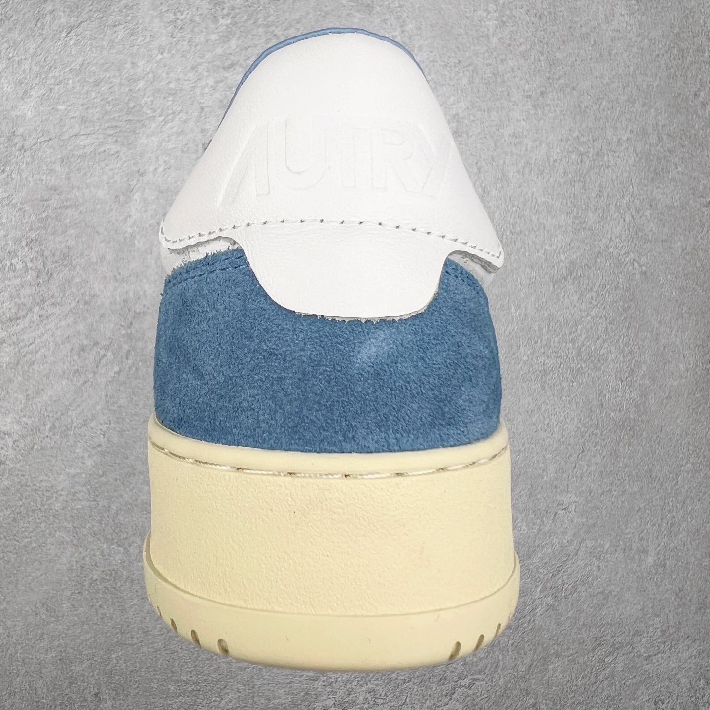 图片[8]-韩国小众品牌Autry纯原代工厂出品 相信很多热爱小白鞋的潮流人士对这个品牌应该都不会陌生 韩国风欧美风日常百搭经典小白鞋 朴彩英Rose同款、刘雯、车静媛、好多明星博主都穿过…Autry标志性的美国旗帜图案 火爆全球专柜官网断码断货 每一款鞋都有着简单线条和内敛细节设计 厚实发黄的鞋底和鞋面标签带是它的经典标识 鞋头的设计也比较立体 不会很扁 显得整个鞋型都非常好看 做旧发黄的鞋底有3.5厘米的厚度 很有复古的味道 但是一点也不会硬 采用原版进口小牛皮 面料柔软舒适 Q弹垫脚 上脚柔软有弹力 尺码：35 36 37 38 39 40 41 42 43 44-选品中心