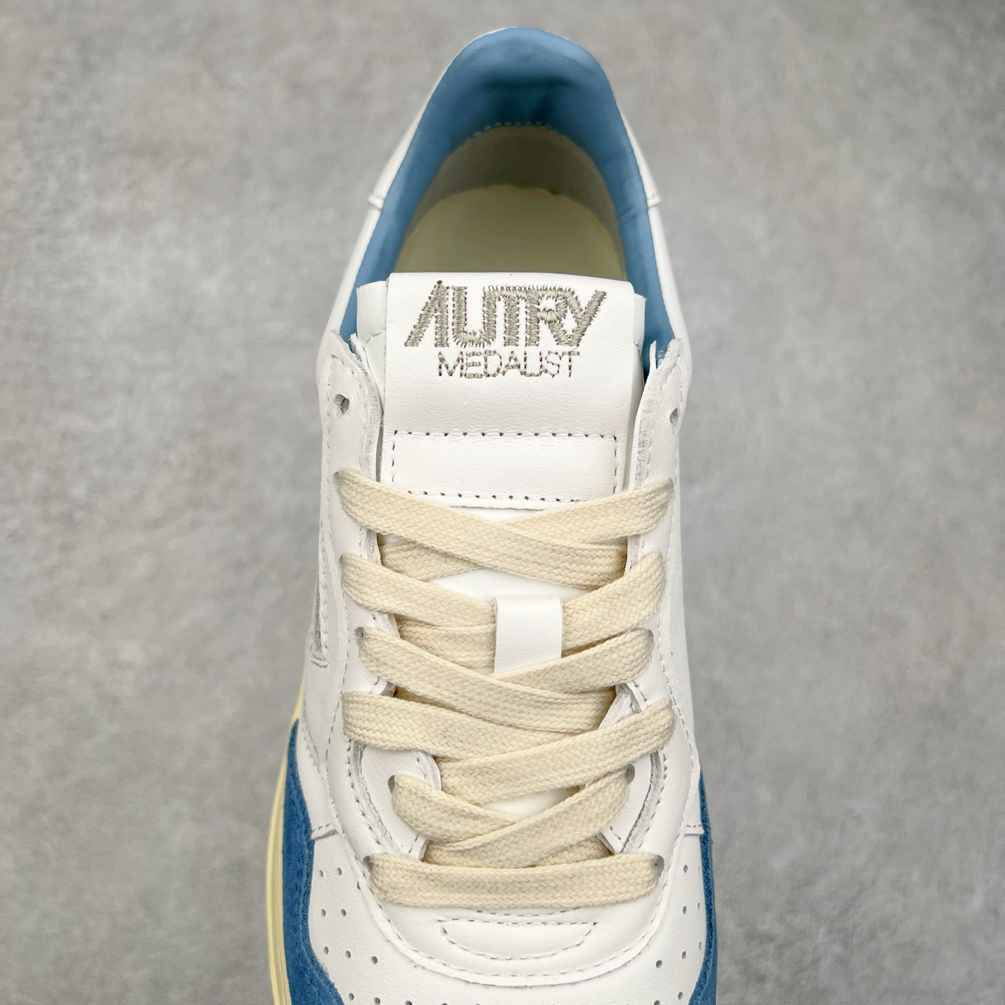 图片[5]-韩国小众品牌Autry纯原代工厂出品 相信很多热爱小白鞋的潮流人士对这个品牌应该都不会陌生 韩国风欧美风日常百搭经典小白鞋 朴彩英Rose同款、刘雯、车静媛、好多明星博主都穿过…Autry标志性的美国旗帜图案 火爆全球专柜官网断码断货 每一款鞋都有着简单线条和内敛细节设计 厚实发黄的鞋底和鞋面标签带是它的经典标识 鞋头的设计也比较立体 不会很扁 显得整个鞋型都非常好看 做旧发黄的鞋底有3.5厘米的厚度 很有复古的味道 但是一点也不会硬 采用原版进口小牛皮 面料柔软舒适 Q弹垫脚 上脚柔软有弹力 尺码：35 36 37 38 39 40 41 42 43 44-选品中心