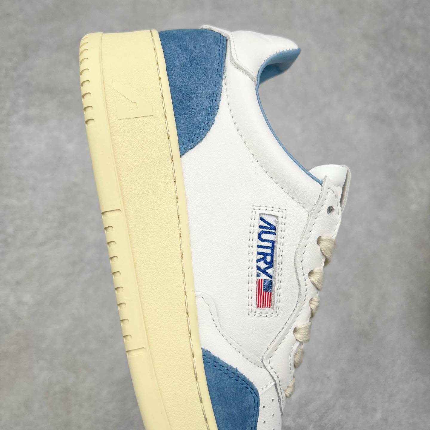 图片[6]-韩国小众品牌Autry纯原代工厂出品 相信很多热爱小白鞋的潮流人士对这个品牌应该都不会陌生 韩国风欧美风日常百搭经典小白鞋 朴彩英Rose同款、刘雯、车静媛、好多明星博主都穿过…Autry标志性的美国旗帜图案 火爆全球专柜官网断码断货 每一款鞋都有着简单线条和内敛细节设计 厚实发黄的鞋底和鞋面标签带是它的经典标识 鞋头的设计也比较立体 不会很扁 显得整个鞋型都非常好看 做旧发黄的鞋底有3.5厘米的厚度 很有复古的味道 但是一点也不会硬 采用原版进口小牛皮 面料柔软舒适 Q弹垫脚 上脚柔软有弹力 尺码：35 36 37 38 39 40 41 42 43 44-选品中心