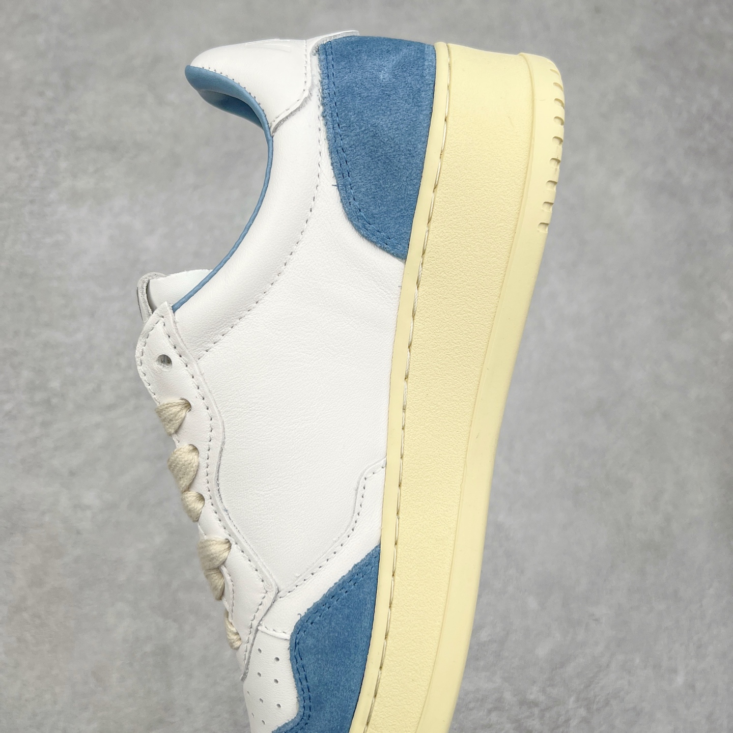 图片[7]-韩国小众品牌Autry纯原代工厂出品 相信很多热爱小白鞋的潮流人士对这个品牌应该都不会陌生 韩国风欧美风日常百搭经典小白鞋 朴彩英Rose同款、刘雯、车静媛、好多明星博主都穿过…Autry标志性的美国旗帜图案 火爆全球专柜官网断码断货 每一款鞋都有着简单线条和内敛细节设计 厚实发黄的鞋底和鞋面标签带是它的经典标识 鞋头的设计也比较立体 不会很扁 显得整个鞋型都非常好看 做旧发黄的鞋底有3.5厘米的厚度 很有复古的味道 但是一点也不会硬 采用原版进口小牛皮 面料柔软舒适 Q弹垫脚 上脚柔软有弹力 尺码：35 36 37 38 39 40 41 42 43 44-选品中心