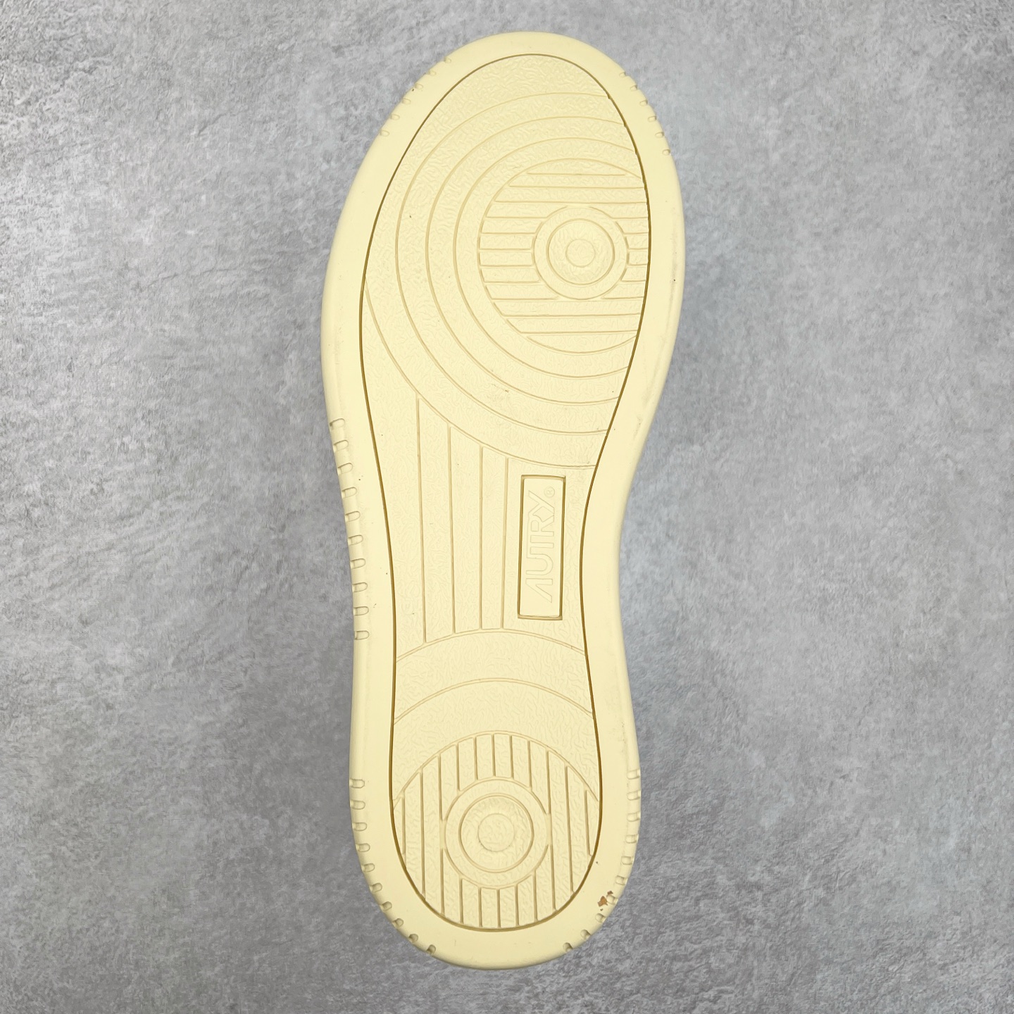 图片[9]-韩国小众品牌Autry纯原代工厂出品 相信很多热爱小白鞋的潮流人士对这个品牌应该都不会陌生 韩国风欧美风日常百搭经典小白鞋 朴彩英Rose同款、刘雯、车静媛、好多明星博主都穿过…Autry标志性的美国旗帜图案 火爆全球专柜官网断码断货 每一款鞋都有着简单线条和内敛细节设计 厚实发黄的鞋底和鞋面标签带是它的经典标识 鞋头的设计也比较立体 不会很扁 显得整个鞋型都非常好看 做旧发黄的鞋底有3.5厘米的厚度 很有复古的味道 但是一点也不会硬 采用原版进口小牛皮 面料柔软舒适 Q弹垫脚 上脚柔软有弹力 尺码：35 36 37 38 39 40 41 42 43 44-选品中心