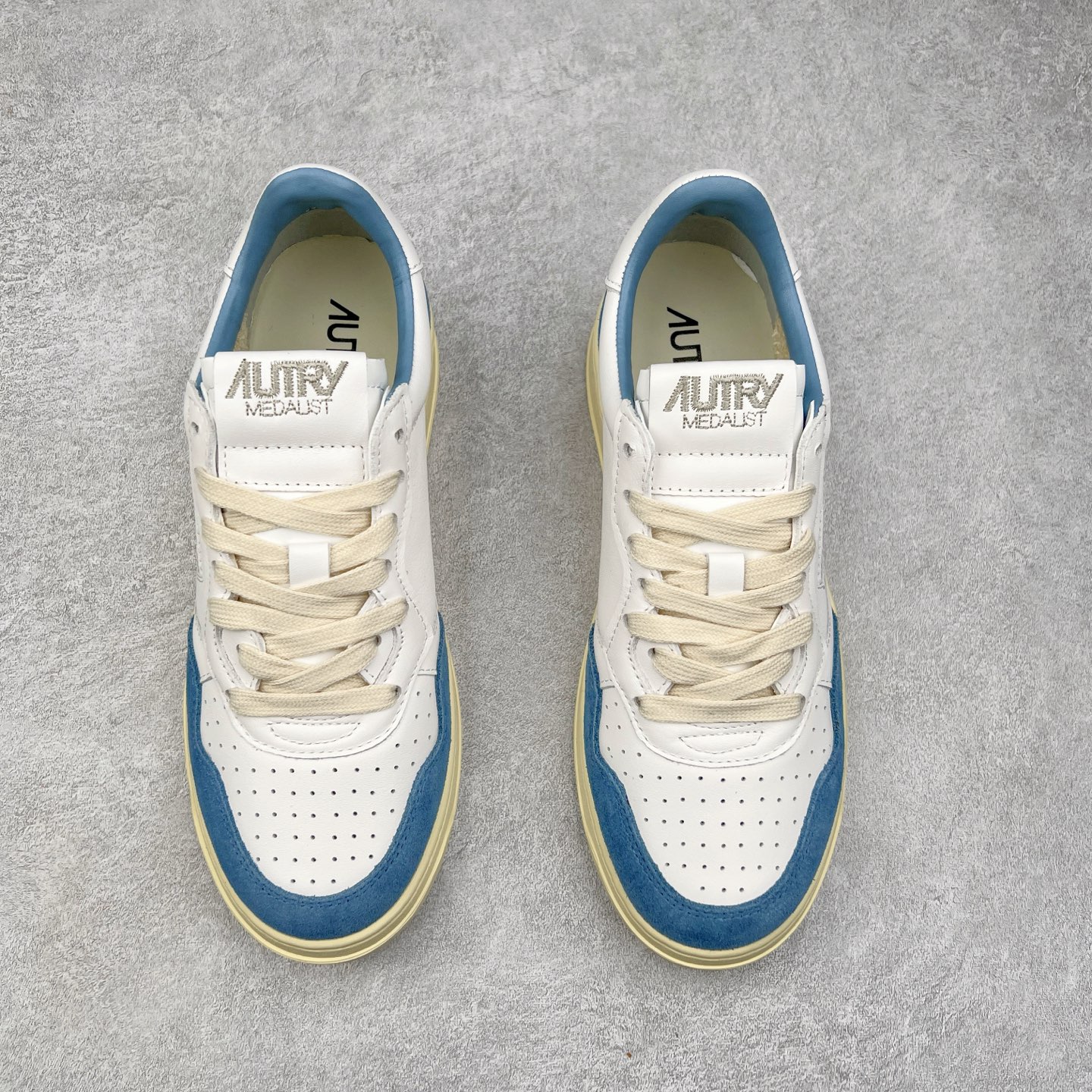 图片[2]-韩国小众品牌Autry纯原代工厂出品 相信很多热爱小白鞋的潮流人士对这个品牌应该都不会陌生 韩国风欧美风日常百搭经典小白鞋 朴彩英Rose同款、刘雯、车静媛、好多明星博主都穿过…Autry标志性的美国旗帜图案 火爆全球专柜官网断码断货 每一款鞋都有着简单线条和内敛细节设计 厚实发黄的鞋底和鞋面标签带是它的经典标识 鞋头的设计也比较立体 不会很扁 显得整个鞋型都非常好看 做旧发黄的鞋底有3.5厘米的厚度 很有复古的味道 但是一点也不会硬 采用原版进口小牛皮 面料柔软舒适 Q弹垫脚 上脚柔软有弹力 尺码：35 36 37 38 39 40 41 42 43 44-选品中心