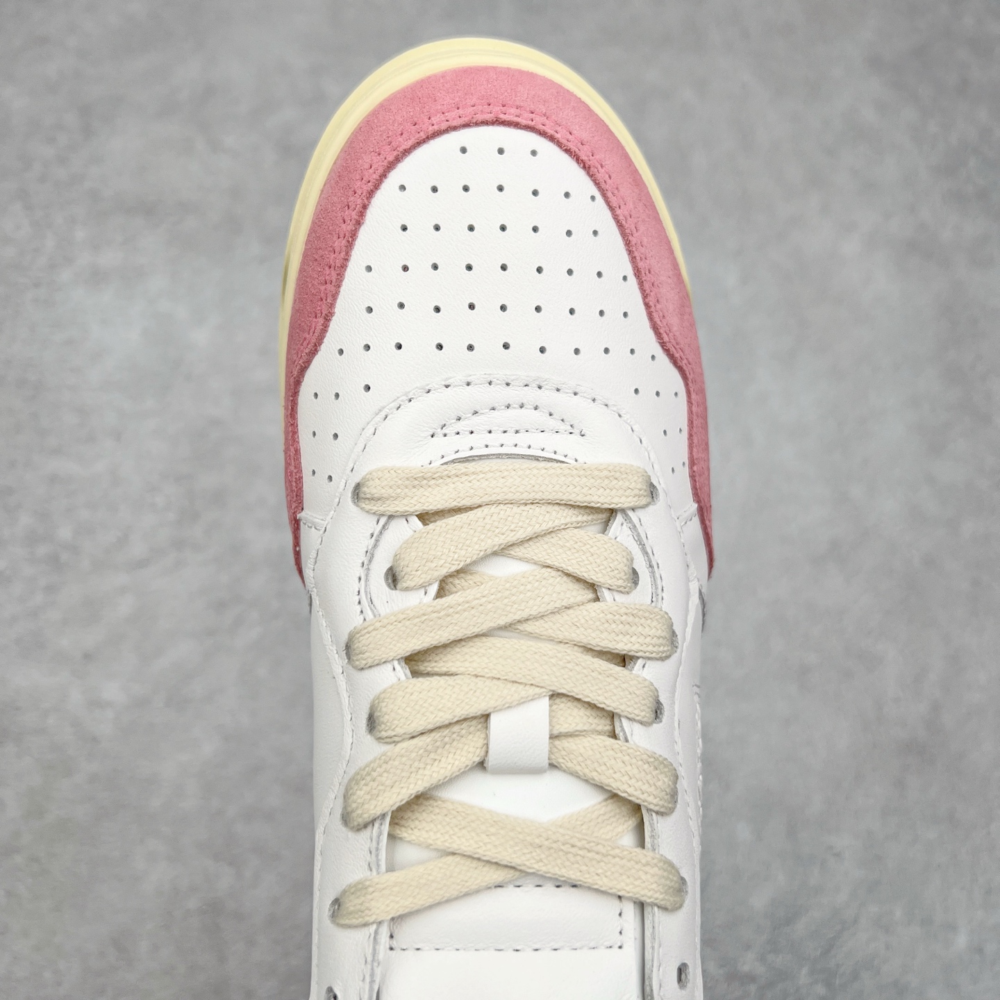 图片[4]-韩国小众品牌Autry纯原代工厂出品 相信很多热爱小白鞋的潮流人士对这个品牌应该都不会陌生 韩国风欧美风日常百搭经典小白鞋 朴彩英Rose同款、刘雯、车静媛、好多明星博主都穿过…Autry标志性的美国旗帜图案 火爆全球专柜官网断码断货 每一款鞋都有着简单线条和内敛细节设计 厚实发黄的鞋底和鞋面标签带是它的经典标识 鞋头的设计也比较立体 不会很扁 显得整个鞋型都非常好看 做旧发黄的鞋底有3.5厘米的厚度 很有复古的味道 但是一点也不会硬 采用原版进口小牛皮 面料柔软舒适 Q弹垫脚 上脚柔软有弹力 尺码：35 36 37 38 39 40 41 42 43 44-选品中心