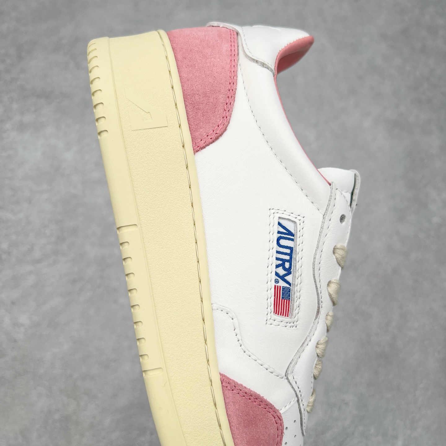 图片[6]-韩国小众品牌Autry纯原代工厂出品 相信很多热爱小白鞋的潮流人士对这个品牌应该都不会陌生 韩国风欧美风日常百搭经典小白鞋 朴彩英Rose同款、刘雯、车静媛、好多明星博主都穿过…Autry标志性的美国旗帜图案 火爆全球专柜官网断码断货 每一款鞋都有着简单线条和内敛细节设计 厚实发黄的鞋底和鞋面标签带是它的经典标识 鞋头的设计也比较立体 不会很扁 显得整个鞋型都非常好看 做旧发黄的鞋底有3.5厘米的厚度 很有复古的味道 但是一点也不会硬 采用原版进口小牛皮 面料柔软舒适 Q弹垫脚 上脚柔软有弹力 尺码：35 36 37 38 39 40 41 42 43 44-选品中心