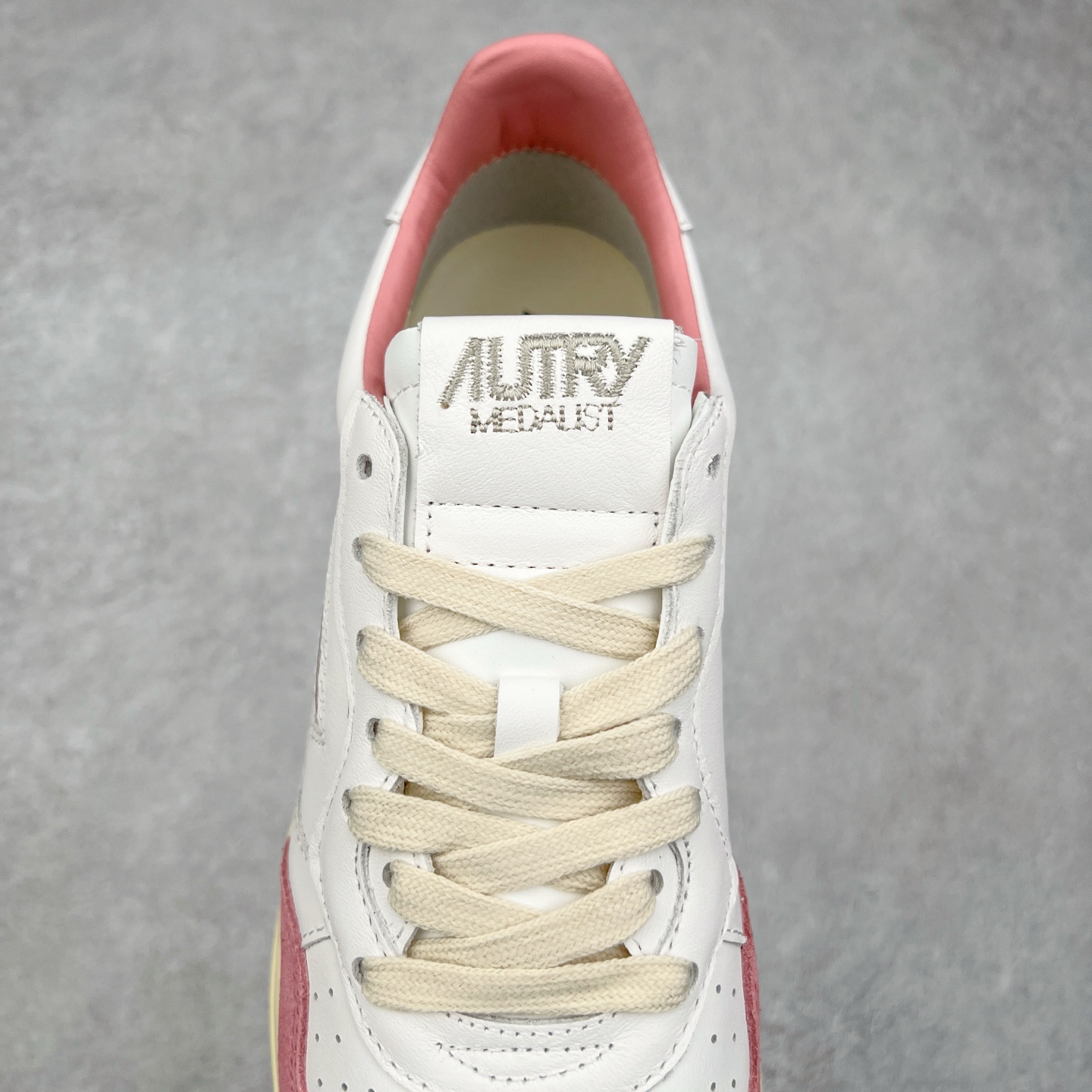 图片[5]-韩国小众品牌Autry纯原代工厂出品 相信很多热爱小白鞋的潮流人士对这个品牌应该都不会陌生 韩国风欧美风日常百搭经典小白鞋 朴彩英Rose同款、刘雯、车静媛、好多明星博主都穿过…Autry标志性的美国旗帜图案 火爆全球专柜官网断码断货 每一款鞋都有着简单线条和内敛细节设计 厚实发黄的鞋底和鞋面标签带是它的经典标识 鞋头的设计也比较立体 不会很扁 显得整个鞋型都非常好看 做旧发黄的鞋底有3.5厘米的厚度 很有复古的味道 但是一点也不会硬 采用原版进口小牛皮 面料柔软舒适 Q弹垫脚 上脚柔软有弹力 尺码：35 36 37 38 39 40 41 42 43 44-选品中心