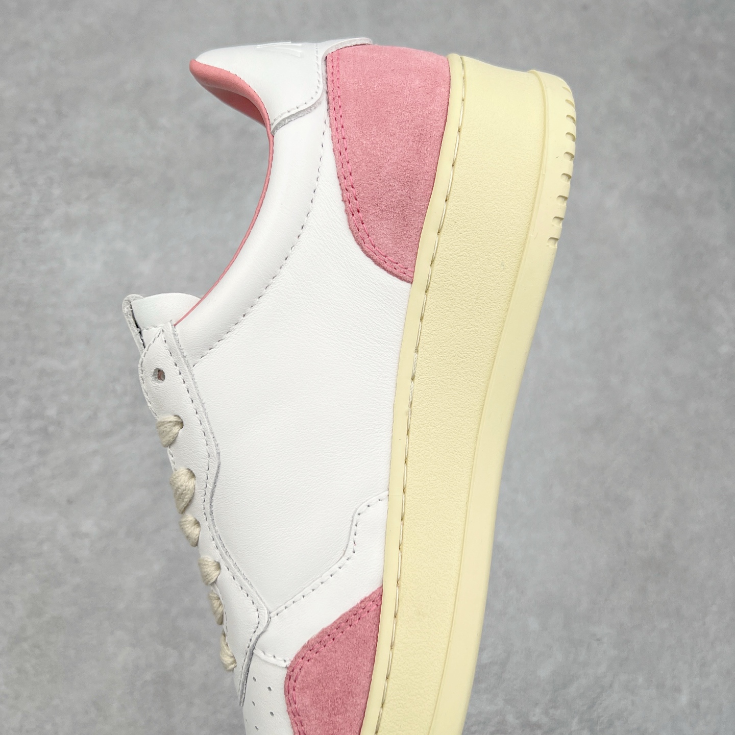 图片[7]-韩国小众品牌Autry纯原代工厂出品 相信很多热爱小白鞋的潮流人士对这个品牌应该都不会陌生 韩国风欧美风日常百搭经典小白鞋 朴彩英Rose同款、刘雯、车静媛、好多明星博主都穿过…Autry标志性的美国旗帜图案 火爆全球专柜官网断码断货 每一款鞋都有着简单线条和内敛细节设计 厚实发黄的鞋底和鞋面标签带是它的经典标识 鞋头的设计也比较立体 不会很扁 显得整个鞋型都非常好看 做旧发黄的鞋底有3.5厘米的厚度 很有复古的味道 但是一点也不会硬 采用原版进口小牛皮 面料柔软舒适 Q弹垫脚 上脚柔软有弹力 尺码：35 36 37 38 39 40 41 42 43 44-选品中心