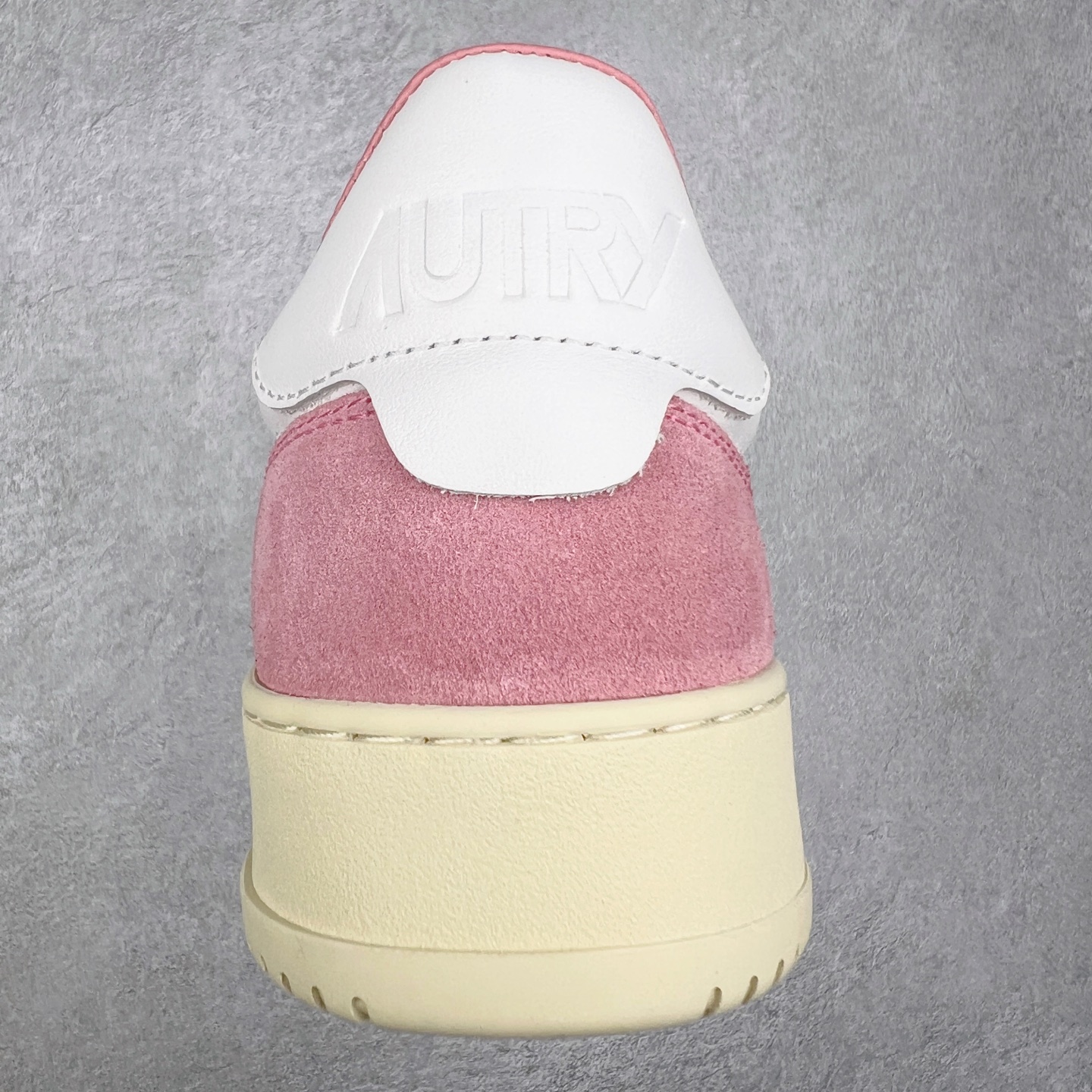 图片[8]-韩国小众品牌Autry纯原代工厂出品 相信很多热爱小白鞋的潮流人士对这个品牌应该都不会陌生 韩国风欧美风日常百搭经典小白鞋 朴彩英Rose同款、刘雯、车静媛、好多明星博主都穿过…Autry标志性的美国旗帜图案 火爆全球专柜官网断码断货 每一款鞋都有着简单线条和内敛细节设计 厚实发黄的鞋底和鞋面标签带是它的经典标识 鞋头的设计也比较立体 不会很扁 显得整个鞋型都非常好看 做旧发黄的鞋底有3.5厘米的厚度 很有复古的味道 但是一点也不会硬 采用原版进口小牛皮 面料柔软舒适 Q弹垫脚 上脚柔软有弹力 尺码：35 36 37 38 39 40 41 42 43 44-选品中心