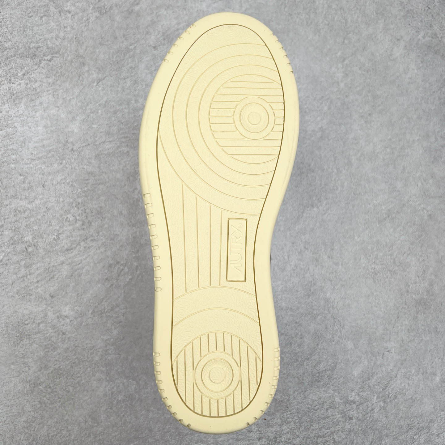 图片[9]-韩国小众品牌Autry纯原代工厂出品 相信很多热爱小白鞋的潮流人士对这个品牌应该都不会陌生 韩国风欧美风日常百搭经典小白鞋 朴彩英Rose同款、刘雯、车静媛、好多明星博主都穿过…Autry标志性的美国旗帜图案 火爆全球专柜官网断码断货 每一款鞋都有着简单线条和内敛细节设计 厚实发黄的鞋底和鞋面标签带是它的经典标识 鞋头的设计也比较立体 不会很扁 显得整个鞋型都非常好看 做旧发黄的鞋底有3.5厘米的厚度 很有复古的味道 但是一点也不会硬 采用原版进口小牛皮 面料柔软舒适 Q弹垫脚 上脚柔软有弹力 尺码：35 36 37 38 39 40 41 42 43 44-选品中心