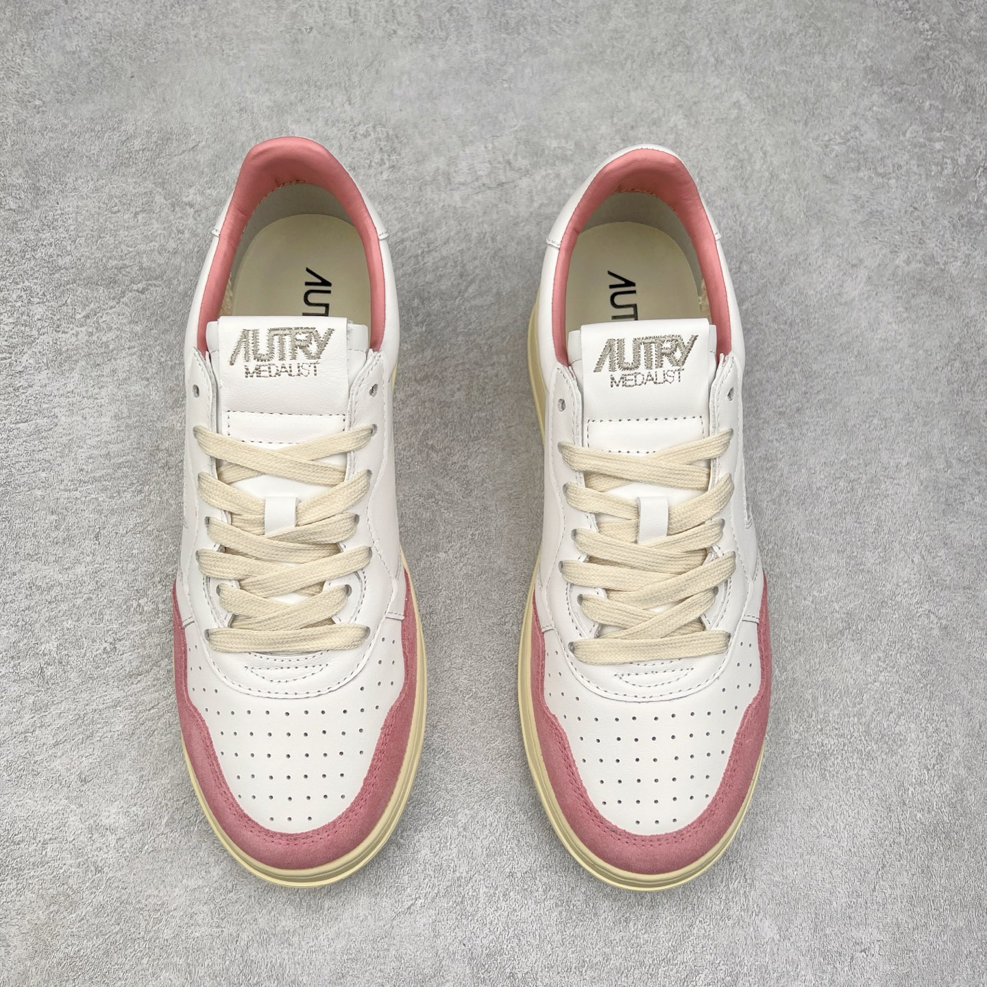 图片[2]-韩国小众品牌Autry纯原代工厂出品 相信很多热爱小白鞋的潮流人士对这个品牌应该都不会陌生 韩国风欧美风日常百搭经典小白鞋 朴彩英Rose同款、刘雯、车静媛、好多明星博主都穿过…Autry标志性的美国旗帜图案 火爆全球专柜官网断码断货 每一款鞋都有着简单线条和内敛细节设计 厚实发黄的鞋底和鞋面标签带是它的经典标识 鞋头的设计也比较立体 不会很扁 显得整个鞋型都非常好看 做旧发黄的鞋底有3.5厘米的厚度 很有复古的味道 但是一点也不会硬 采用原版进口小牛皮 面料柔软舒适 Q弹垫脚 上脚柔软有弹力 尺码：35 36 37 38 39 40 41 42 43 44-选品中心