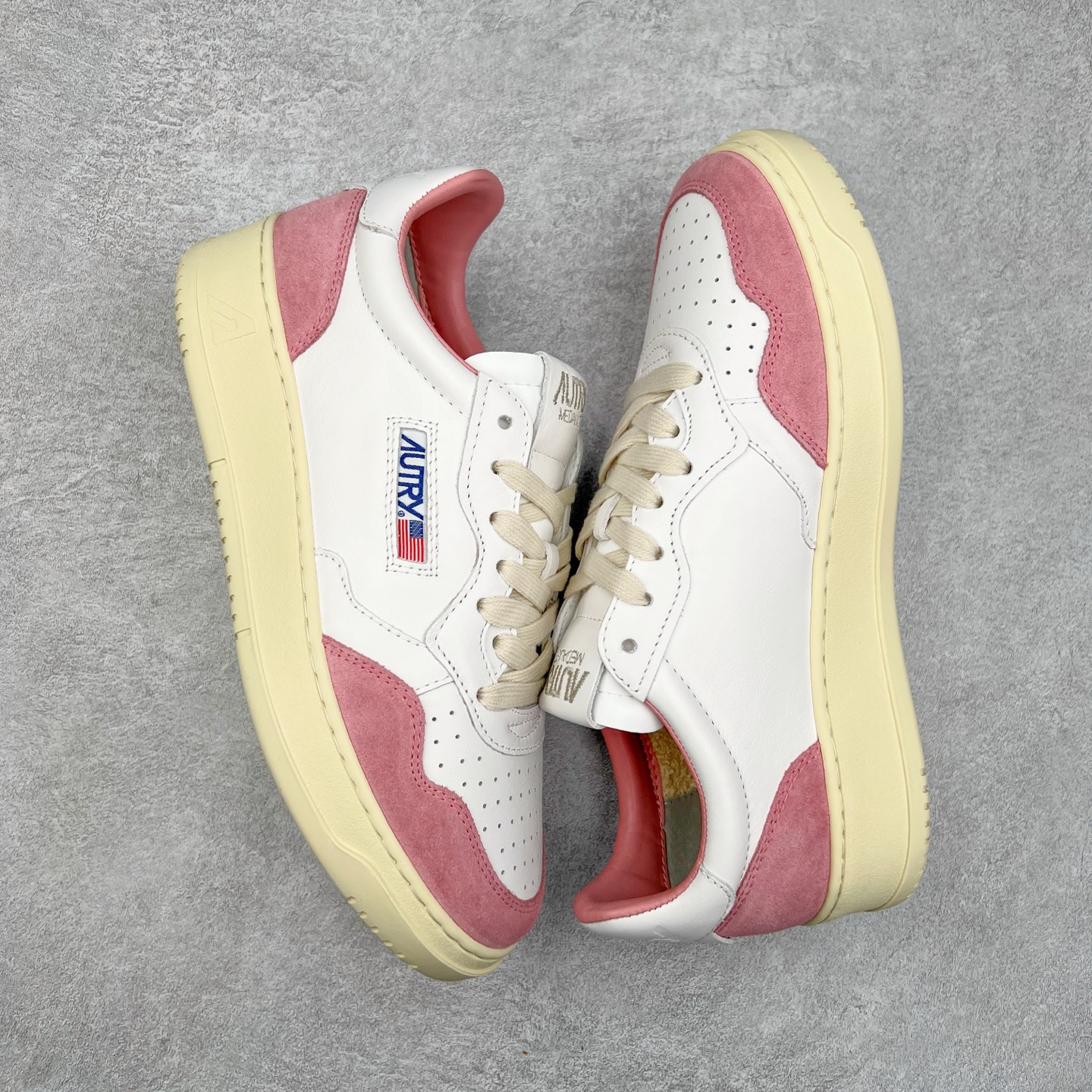 图片[3]-韩国小众品牌Autry纯原代工厂出品 相信很多热爱小白鞋的潮流人士对这个品牌应该都不会陌生 韩国风欧美风日常百搭经典小白鞋 朴彩英Rose同款、刘雯、车静媛、好多明星博主都穿过…Autry标志性的美国旗帜图案 火爆全球专柜官网断码断货 每一款鞋都有着简单线条和内敛细节设计 厚实发黄的鞋底和鞋面标签带是它的经典标识 鞋头的设计也比较立体 不会很扁 显得整个鞋型都非常好看 做旧发黄的鞋底有3.5厘米的厚度 很有复古的味道 但是一点也不会硬 采用原版进口小牛皮 面料柔软舒适 Q弹垫脚 上脚柔软有弹力 尺码：35 36 37 38 39 40 41 42 43 44-选品中心