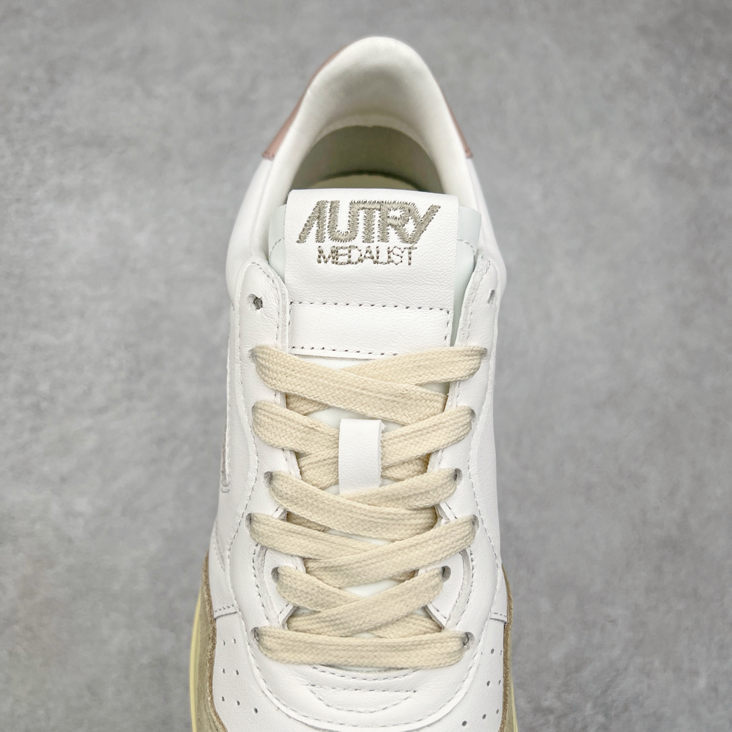 图片[5]-韩国小众品牌Autry纯原代工厂出品 相信很多热爱小白鞋的潮流人士对这个品牌应该都不会陌生 韩国风欧美风日常百搭经典小白鞋 朴彩英Rose同款、刘雯、车静媛、好多明星博主都穿过…Autry标志性的美国旗帜图案 火爆全球专柜官网断码断货 每一款鞋都有着简单线条和内敛细节设计 厚实发黄的鞋底和鞋面标签带是它的经典标识 鞋头的设计也比较立体 不会很扁 显得整个鞋型都非常好看 做旧发黄的鞋底有3.5厘米的厚度 很有复古的味道 但是一点也不会硬 采用原版进口小牛皮 面料柔软舒适 Q弹垫脚 上脚柔软有弹力 尺码：35 36 37 38 39 40 41 42 43 44-选品中心