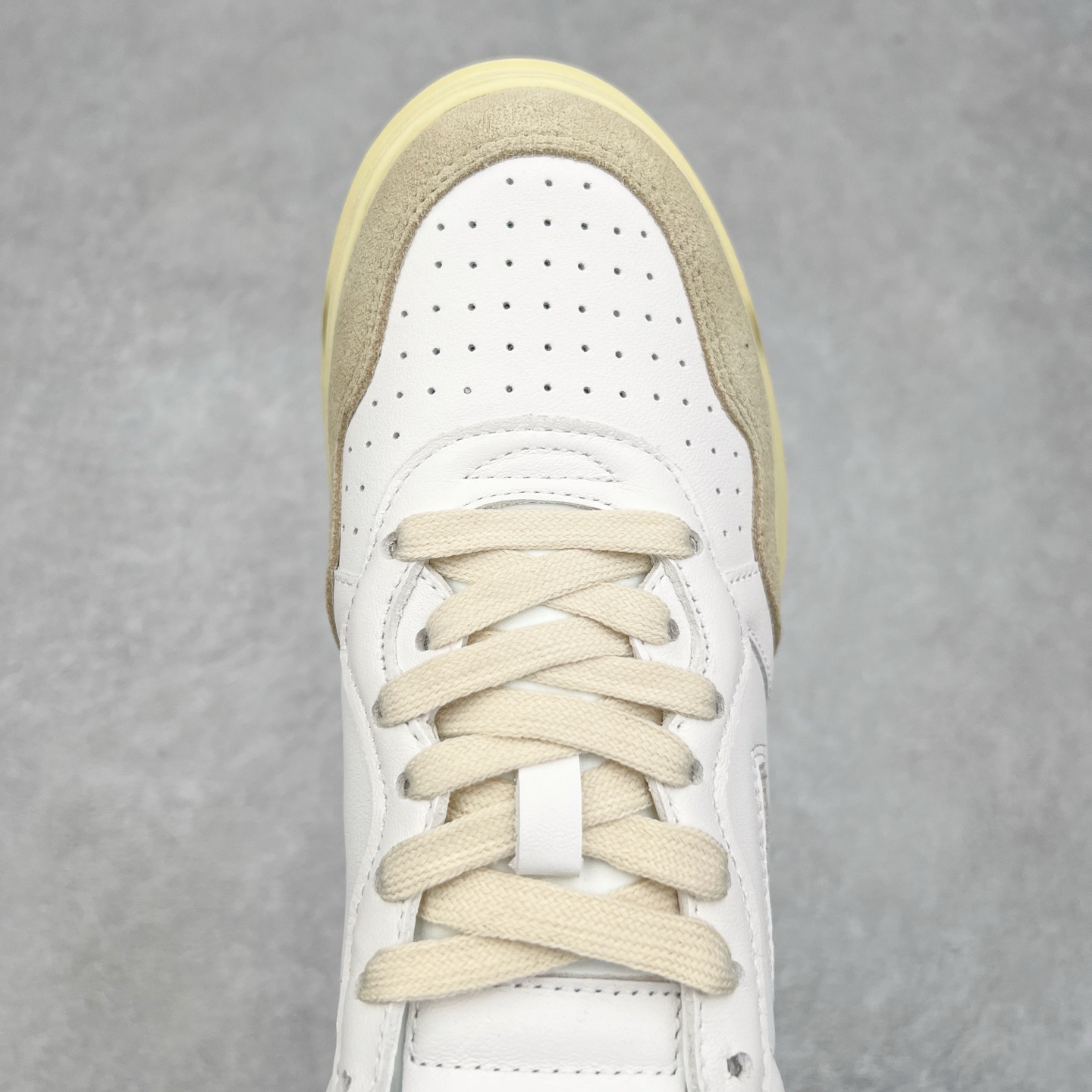 图片[4]-韩国小众品牌Autry纯原代工厂出品 相信很多热爱小白鞋的潮流人士对这个品牌应该都不会陌生 韩国风欧美风日常百搭经典小白鞋 朴彩英Rose同款、刘雯、车静媛、好多明星博主都穿过…Autry标志性的美国旗帜图案 火爆全球专柜官网断码断货 每一款鞋都有着简单线条和内敛细节设计 厚实发黄的鞋底和鞋面标签带是它的经典标识 鞋头的设计也比较立体 不会很扁 显得整个鞋型都非常好看 做旧发黄的鞋底有3.5厘米的厚度 很有复古的味道 但是一点也不会硬 采用原版进口小牛皮 面料柔软舒适 Q弹垫脚 上脚柔软有弹力 尺码：35 36 37 38 39 40 41 42 43 44-选品中心