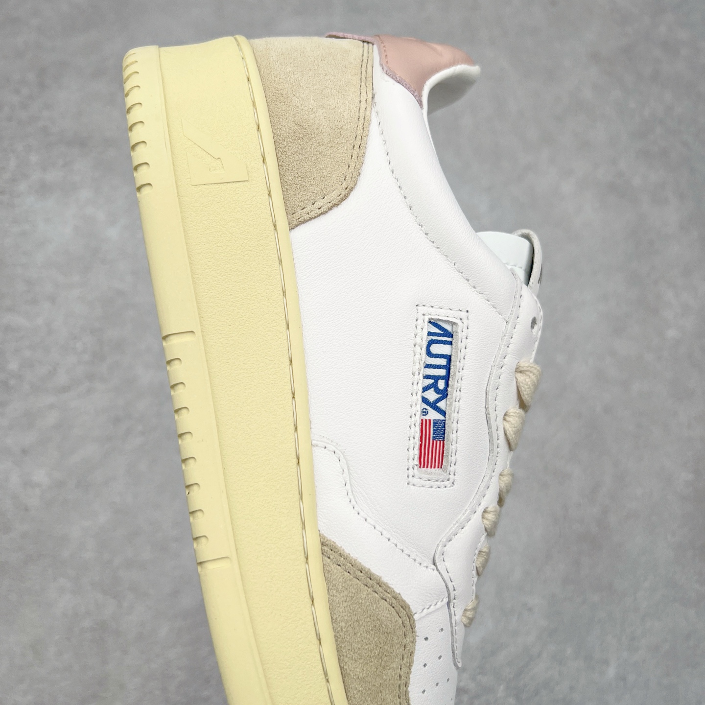 图片[6]-韩国小众品牌Autry纯原代工厂出品 相信很多热爱小白鞋的潮流人士对这个品牌应该都不会陌生 韩国风欧美风日常百搭经典小白鞋 朴彩英Rose同款、刘雯、车静媛、好多明星博主都穿过…Autry标志性的美国旗帜图案 火爆全球专柜官网断码断货 每一款鞋都有着简单线条和内敛细节设计 厚实发黄的鞋底和鞋面标签带是它的经典标识 鞋头的设计也比较立体 不会很扁 显得整个鞋型都非常好看 做旧发黄的鞋底有3.5厘米的厚度 很有复古的味道 但是一点也不会硬 采用原版进口小牛皮 面料柔软舒适 Q弹垫脚 上脚柔软有弹力 尺码：35 36 37 38 39 40 41 42 43 44-选品中心