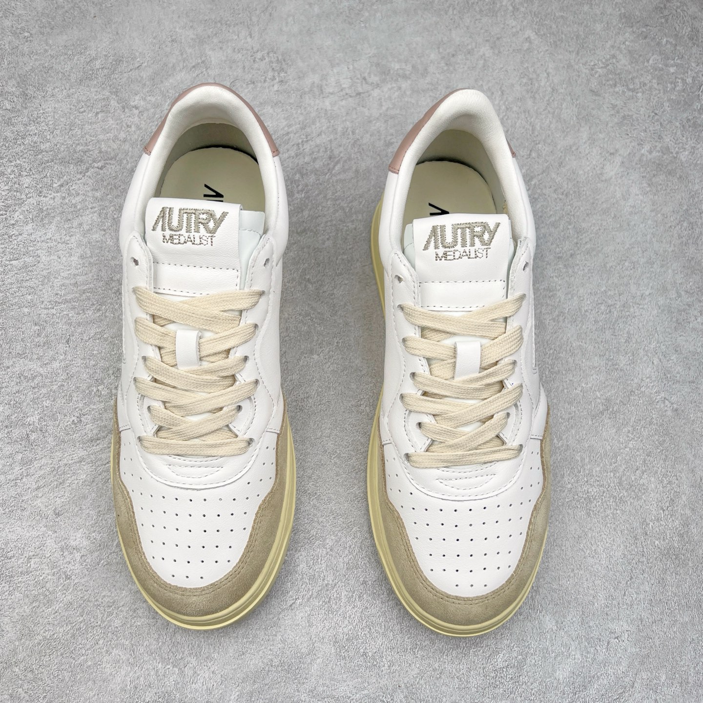 图片[2]-韩国小众品牌Autry纯原代工厂出品 相信很多热爱小白鞋的潮流人士对这个品牌应该都不会陌生 韩国风欧美风日常百搭经典小白鞋 朴彩英Rose同款、刘雯、车静媛、好多明星博主都穿过…Autry标志性的美国旗帜图案 火爆全球专柜官网断码断货 每一款鞋都有着简单线条和内敛细节设计 厚实发黄的鞋底和鞋面标签带是它的经典标识 鞋头的设计也比较立体 不会很扁 显得整个鞋型都非常好看 做旧发黄的鞋底有3.5厘米的厚度 很有复古的味道 但是一点也不会硬 采用原版进口小牛皮 面料柔软舒适 Q弹垫脚 上脚柔软有弹力 尺码：35 36 37 38 39 40 41 42 43 44-选品中心