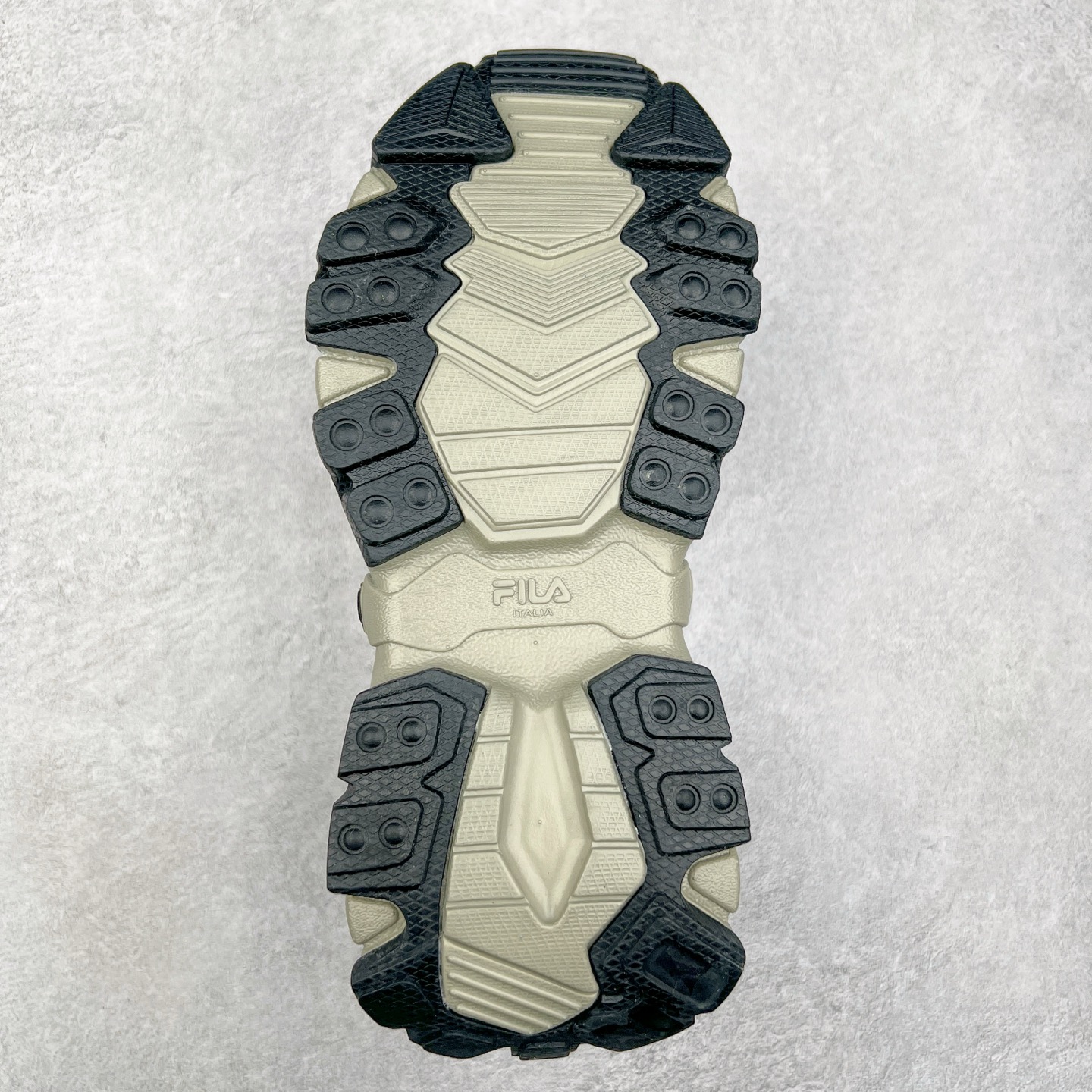 图片[9]-FILA FUSION EXOCET 斐乐山脉复古系列舒适百搭耐磨包裹性吸汗透气低帮跑步鞋 FUSION 系列传承了 FILA 的百年基因，融入年轻运动及潮流文化，成为引领变革、创新突破的一代。以“1+N” 的跨界合作模式重现经典的同时创造经典。带来最出其不意的跨界合作惊喜。同时，FILAFUSION把FILA 的 DNA 融入到定制体验里，你可以随心制造厲于你的产品。FILA FUSION 的鞋家族涵盖了老爹鞋、跑步鞋、网球鞋、季节款。风格复古新潮，满足了时尚人士出行及各类运动的搭配需求，成为当下年轻人筷拥的鞋类品牌之一。FILA FUSION 走进年轻人的世界，通过年轻人运动，街舞，滑板，篮球，展现 FILA FUSION 的潮流态度和年轻文化。FILA FUSION 认为末来属于引领变革、创新突破的年轻一代，让我们一起构成 FILA 未来的蓝图吧！尺码：35.5 36 36.5 37.5 38 38.5 39 40-选品中心