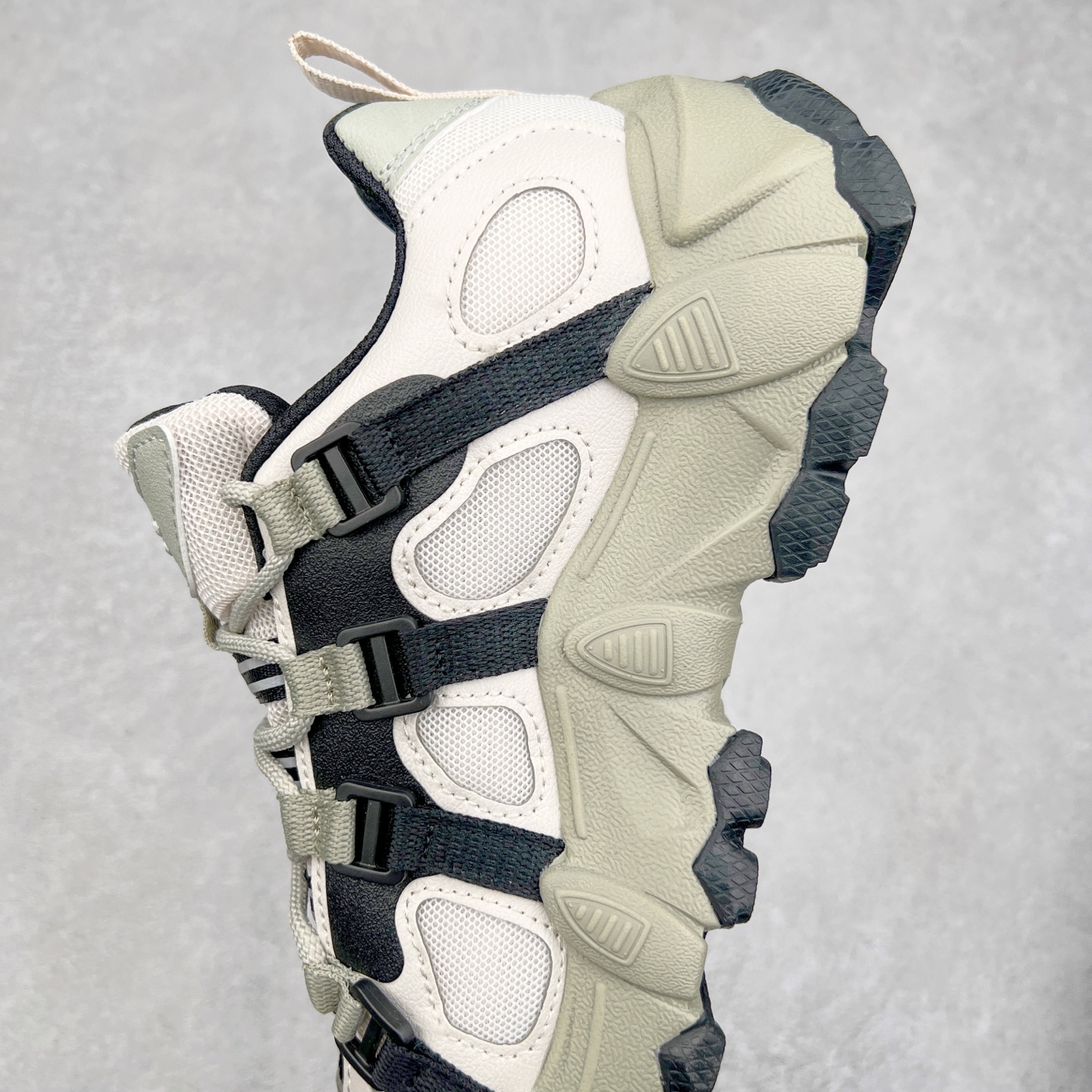 图片[7]-FILA FUSION EXOCET 斐乐山脉复古系列舒适百搭耐磨包裹性吸汗透气低帮跑步鞋 FUSION 系列传承了 FILA 的百年基因，融入年轻运动及潮流文化，成为引领变革、创新突破的一代。以“1+N” 的跨界合作模式重现经典的同时创造经典。带来最出其不意的跨界合作惊喜。同时，FILAFUSION把FILA 的 DNA 融入到定制体验里，你可以随心制造厲于你的产品。FILA FUSION 的鞋家族涵盖了老爹鞋、跑步鞋、网球鞋、季节款。风格复古新潮，满足了时尚人士出行及各类运动的搭配需求，成为当下年轻人筷拥的鞋类品牌之一。FILA FUSION 走进年轻人的世界，通过年轻人运动，街舞，滑板，篮球，展现 FILA FUSION 的潮流态度和年轻文化。FILA FUSION 认为末来属于引领变革、创新突破的年轻一代，让我们一起构成 FILA 未来的蓝图吧！尺码：35.5 36 36.5 37.5 38 38.5 39 40-选品中心