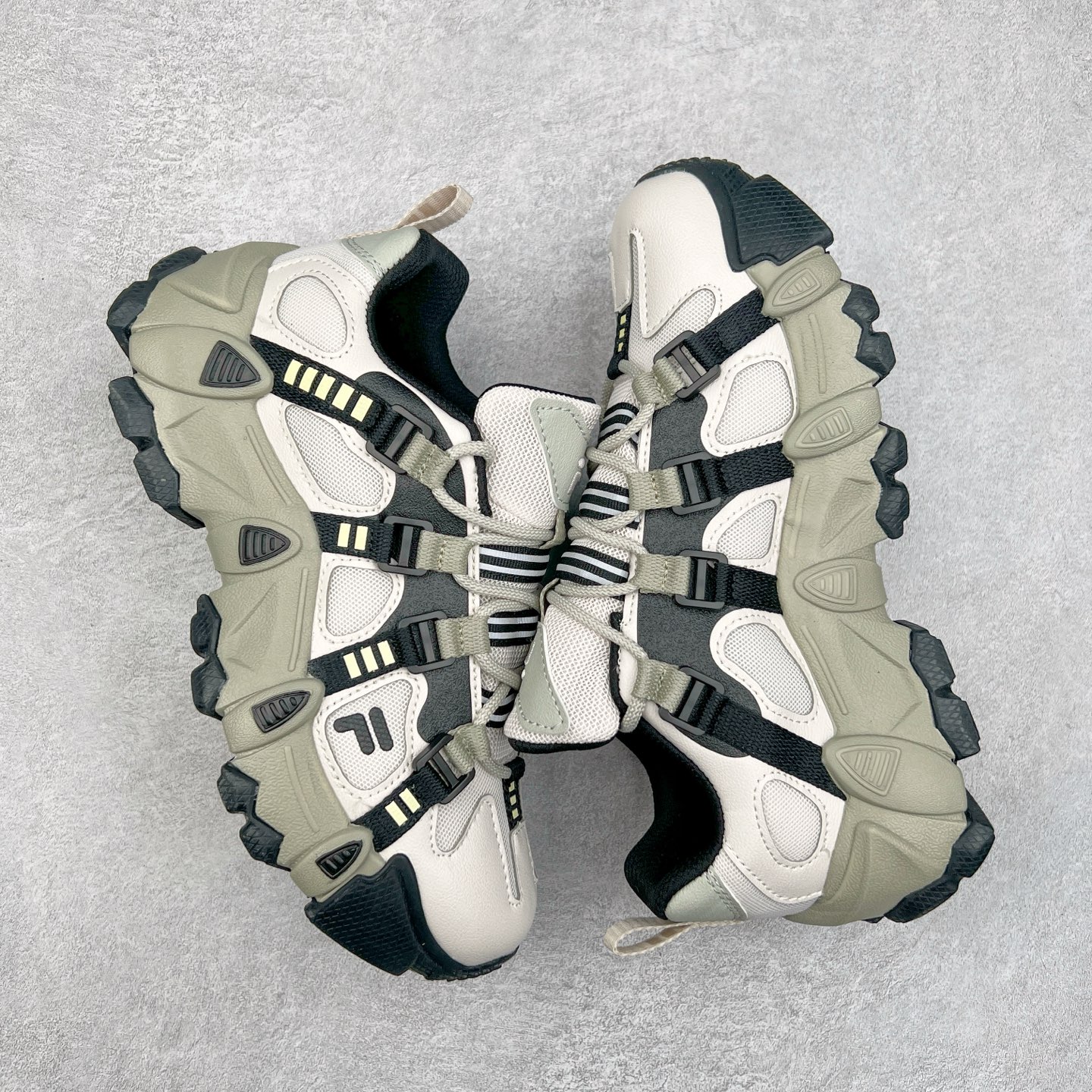 图片[3]-FILA FUSION EXOCET 斐乐山脉复古系列舒适百搭耐磨包裹性吸汗透气低帮跑步鞋 FUSION 系列传承了 FILA 的百年基因，融入年轻运动及潮流文化，成为引领变革、创新突破的一代。以“1+N” 的跨界合作模式重现经典的同时创造经典。带来最出其不意的跨界合作惊喜。同时，FILAFUSION把FILA 的 DNA 融入到定制体验里，你可以随心制造厲于你的产品。FILA FUSION 的鞋家族涵盖了老爹鞋、跑步鞋、网球鞋、季节款。风格复古新潮，满足了时尚人士出行及各类运动的搭配需求，成为当下年轻人筷拥的鞋类品牌之一。FILA FUSION 走进年轻人的世界，通过年轻人运动，街舞，滑板，篮球，展现 FILA FUSION 的潮流态度和年轻文化。FILA FUSION 认为末来属于引领变革、创新突破的年轻一代，让我们一起构成 FILA 未来的蓝图吧！尺码：35.5 36 36.5 37.5 38 38.5 39 40-选品中心