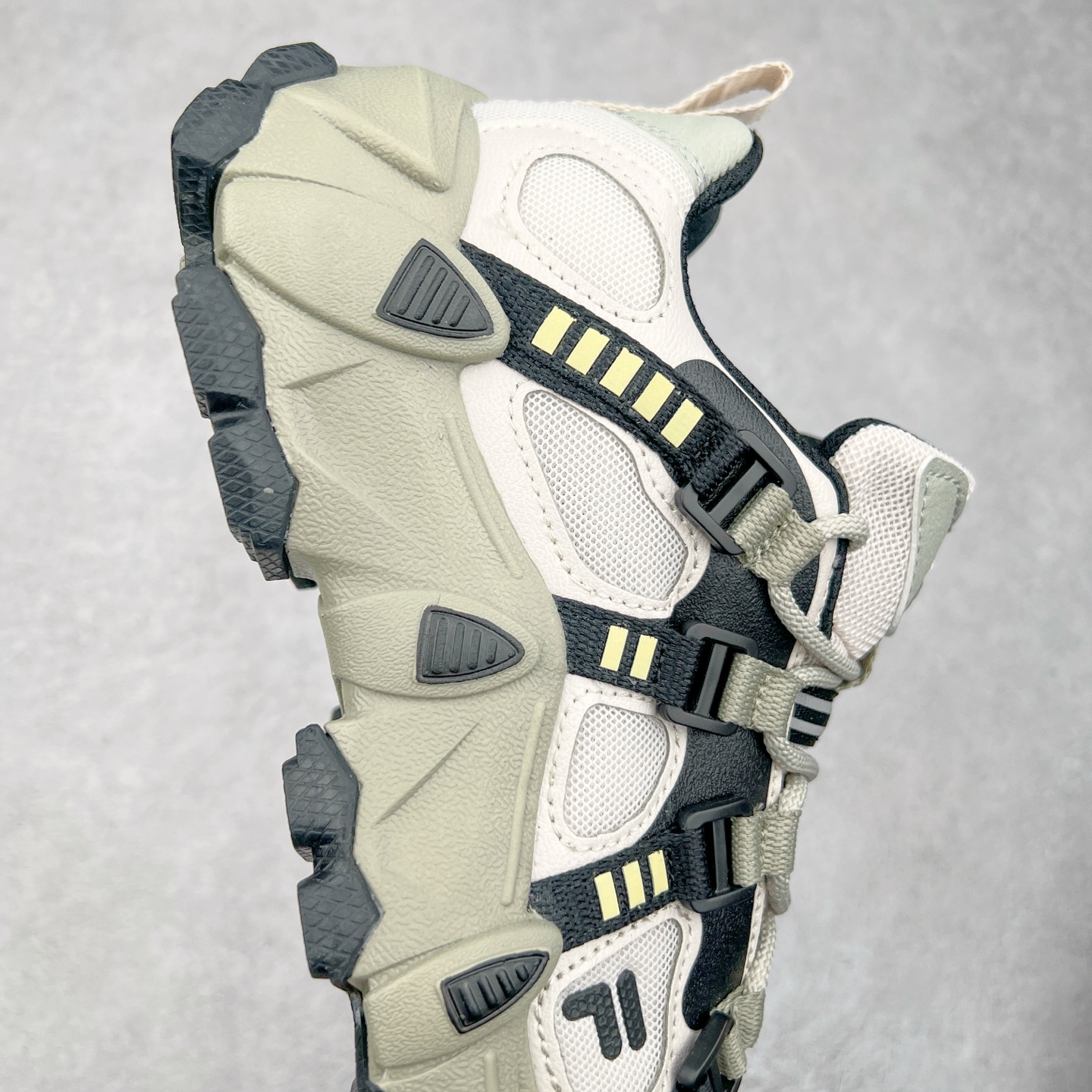 图片[6]-FILA FUSION EXOCET 斐乐山脉复古系列舒适百搭耐磨包裹性吸汗透气低帮跑步鞋 FUSION 系列传承了 FILA 的百年基因，融入年轻运动及潮流文化，成为引领变革、创新突破的一代。以“1+N” 的跨界合作模式重现经典的同时创造经典。带来最出其不意的跨界合作惊喜。同时，FILAFUSION把FILA 的 DNA 融入到定制体验里，你可以随心制造厲于你的产品。FILA FUSION 的鞋家族涵盖了老爹鞋、跑步鞋、网球鞋、季节款。风格复古新潮，满足了时尚人士出行及各类运动的搭配需求，成为当下年轻人筷拥的鞋类品牌之一。FILA FUSION 走进年轻人的世界，通过年轻人运动，街舞，滑板，篮球，展现 FILA FUSION 的潮流态度和年轻文化。FILA FUSION 认为末来属于引领变革、创新突破的年轻一代，让我们一起构成 FILA 未来的蓝图吧！尺码：35.5 36 36.5 37.5 38 38.5 39 40-选品中心