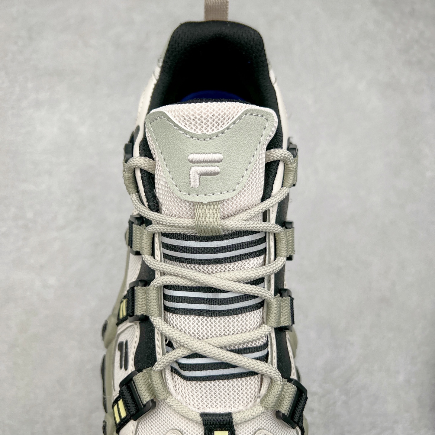 图片[5]-FILA FUSION EXOCET 斐乐山脉复古系列舒适百搭耐磨包裹性吸汗透气低帮跑步鞋 FUSION 系列传承了 FILA 的百年基因，融入年轻运动及潮流文化，成为引领变革、创新突破的一代。以“1+N” 的跨界合作模式重现经典的同时创造经典。带来最出其不意的跨界合作惊喜。同时，FILAFUSION把FILA 的 DNA 融入到定制体验里，你可以随心制造厲于你的产品。FILA FUSION 的鞋家族涵盖了老爹鞋、跑步鞋、网球鞋、季节款。风格复古新潮，满足了时尚人士出行及各类运动的搭配需求，成为当下年轻人筷拥的鞋类品牌之一。FILA FUSION 走进年轻人的世界，通过年轻人运动，街舞，滑板，篮球，展现 FILA FUSION 的潮流态度和年轻文化。FILA FUSION 认为末来属于引领变革、创新突破的年轻一代，让我们一起构成 FILA 未来的蓝图吧！尺码：35.5 36 36.5 37.5 38 38.5 39 40-选品中心