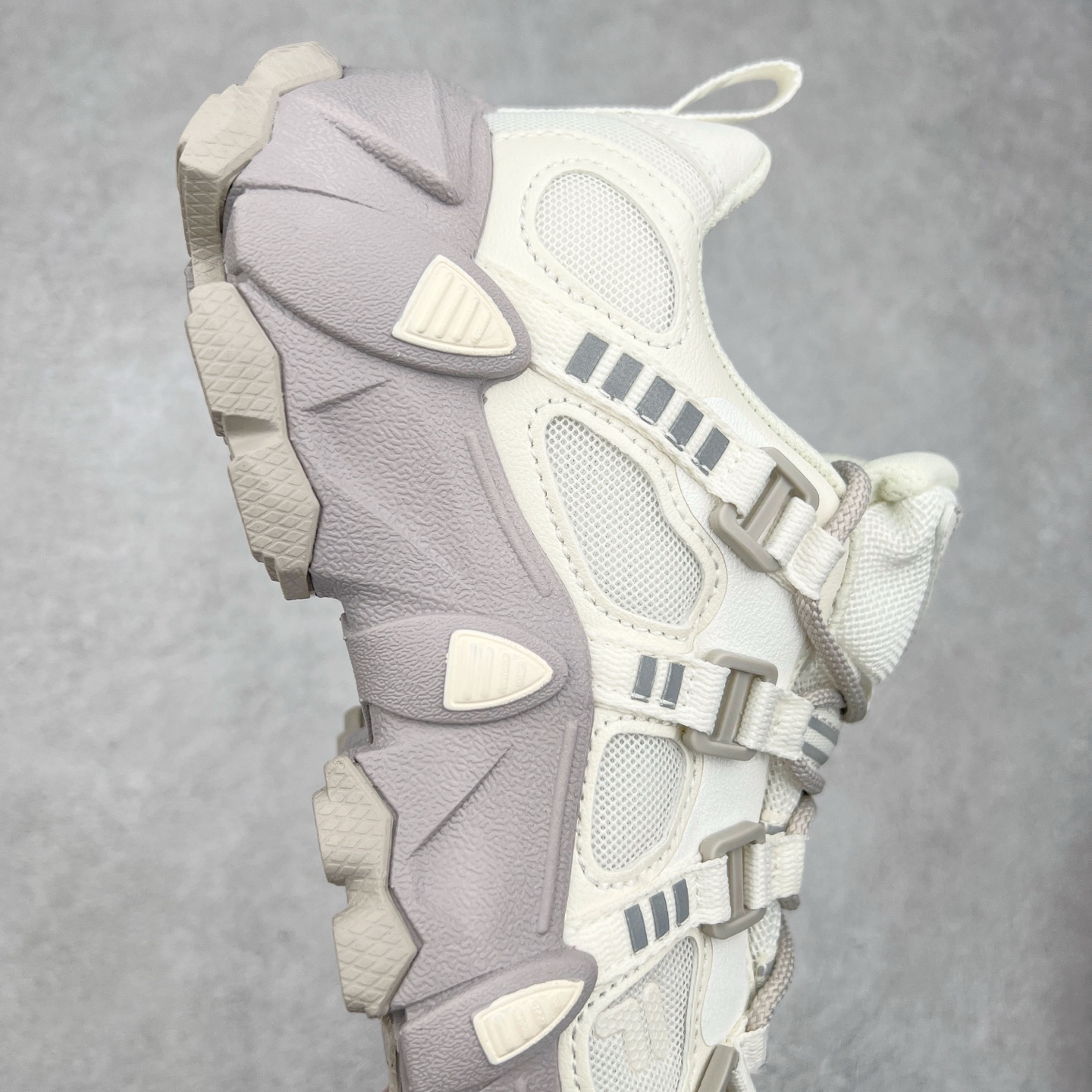 图片[6]-FILA FUSION EXOCET 斐乐山脉复古系列舒适百搭耐磨包裹性吸汗透气低帮跑步鞋 FUSION 系列传承了 FILA 的百年基因，融入年轻运动及潮流文化，成为引领变革、创新突破的一代。以“1+N” 的跨界合作模式重现经典的同时创造经典。带来最出其不意的跨界合作惊喜。同时，FILAFUSION把FILA 的 DNA 融入到定制体验里，你可以随心制造厲于你的产品。FILA FUSION 的鞋家族涵盖了老爹鞋、跑步鞋、网球鞋、季节款。风格复古新潮，满足了时尚人士出行及各类运动的搭配需求，成为当下年轻人筷拥的鞋类品牌之一。FILA FUSION 走进年轻人的世界，通过年轻人运动，街舞，滑板，篮球，展现 FILA FUSION 的潮流态度和年轻文化。FILA FUSION 认为末来属于引领变革、创新突破的年轻一代，让我们一起构成 FILA 未来的蓝图吧！尺码：35.5 36 36.5 37.5 38 38.5 39 40-选品中心