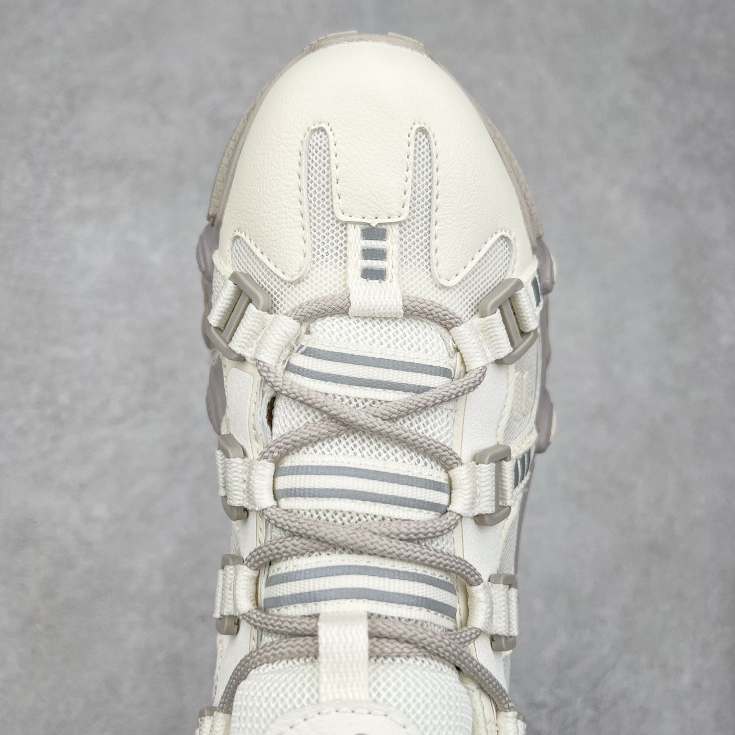 图片[4]-FILA FUSION EXOCET 斐乐山脉复古系列舒适百搭耐磨包裹性吸汗透气低帮跑步鞋 FUSION 系列传承了 FILA 的百年基因，融入年轻运动及潮流文化，成为引领变革、创新突破的一代。以“1+N” 的跨界合作模式重现经典的同时创造经典。带来最出其不意的跨界合作惊喜。同时，FILAFUSION把FILA 的 DNA 融入到定制体验里，你可以随心制造厲于你的产品。FILA FUSION 的鞋家族涵盖了老爹鞋、跑步鞋、网球鞋、季节款。风格复古新潮，满足了时尚人士出行及各类运动的搭配需求，成为当下年轻人筷拥的鞋类品牌之一。FILA FUSION 走进年轻人的世界，通过年轻人运动，街舞，滑板，篮球，展现 FILA FUSION 的潮流态度和年轻文化。FILA FUSION 认为末来属于引领变革、创新突破的年轻一代，让我们一起构成 FILA 未来的蓝图吧！尺码：35.5 36 36.5 37.5 38 38.5 39 40-选品中心