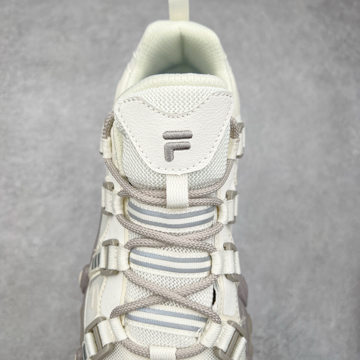 图片[5]-FILA FUSION EXOCET 斐乐山脉复古系列舒适百搭耐磨包裹性吸汗透气低帮跑步鞋 FUSION 系列传承了 FILA 的百年基因，融入年轻运动及潮流文化，成为引领变革、创新突破的一代。以“1+N” 的跨界合作模式重现经典的同时创造经典。带来最出其不意的跨界合作惊喜。同时，FILAFUSION把FILA 的 DNA 融入到定制体验里，你可以随心制造厲于你的产品。FILA FUSION 的鞋家族涵盖了老爹鞋、跑步鞋、网球鞋、季节款。风格复古新潮，满足了时尚人士出行及各类运动的搭配需求，成为当下年轻人筷拥的鞋类品牌之一。FILA FUSION 走进年轻人的世界，通过年轻人运动，街舞，滑板，篮球，展现 FILA FUSION 的潮流态度和年轻文化。FILA FUSION 认为末来属于引领变革、创新突破的年轻一代，让我们一起构成 FILA 未来的蓝图吧！尺码：35.5 36 36.5 37.5 38 38.5 39 40-选品中心