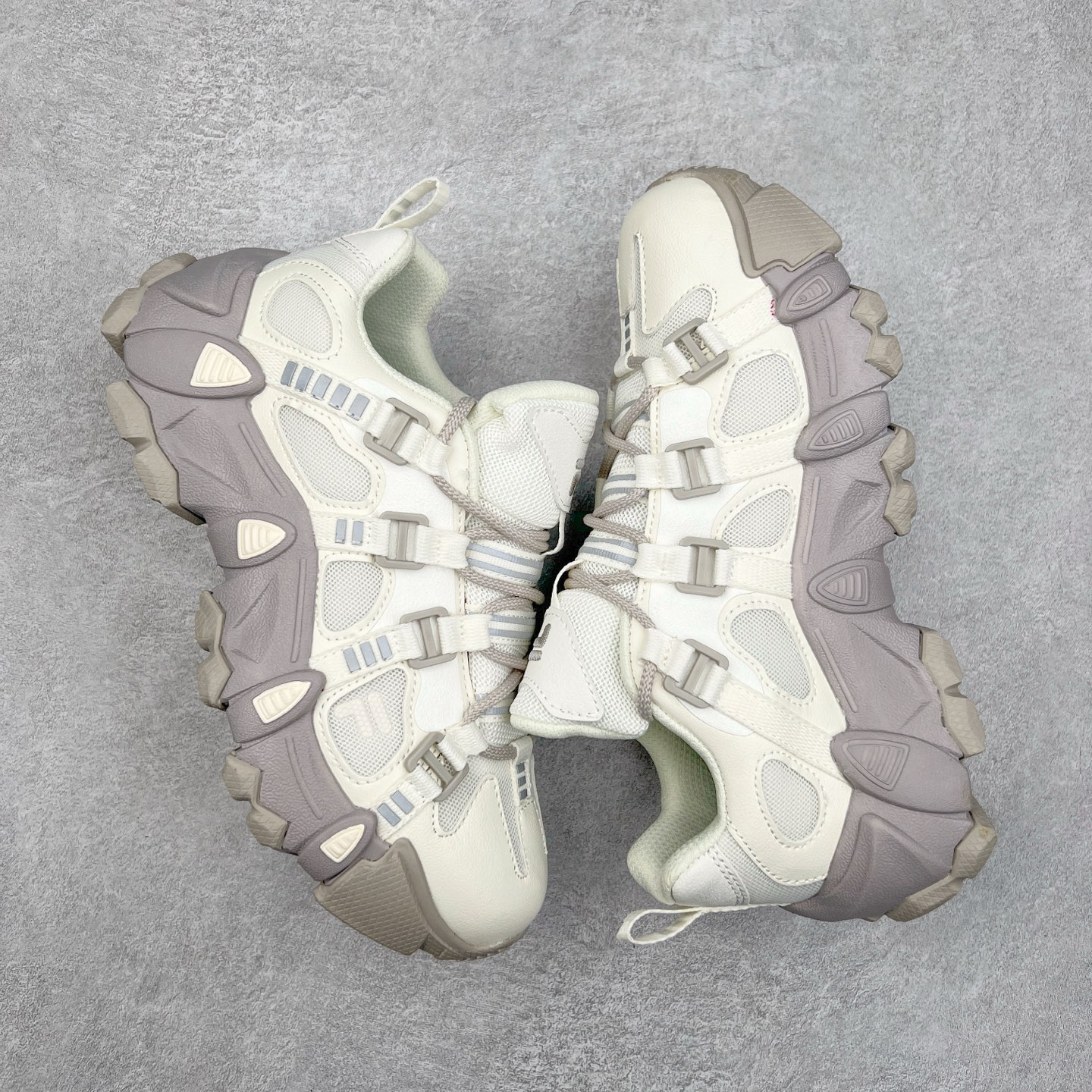 图片[3]-FILA FUSION EXOCET 斐乐山脉复古系列舒适百搭耐磨包裹性吸汗透气低帮跑步鞋 FUSION 系列传承了 FILA 的百年基因，融入年轻运动及潮流文化，成为引领变革、创新突破的一代。以“1+N” 的跨界合作模式重现经典的同时创造经典。带来最出其不意的跨界合作惊喜。同时，FILAFUSION把FILA 的 DNA 融入到定制体验里，你可以随心制造厲于你的产品。FILA FUSION 的鞋家族涵盖了老爹鞋、跑步鞋、网球鞋、季节款。风格复古新潮，满足了时尚人士出行及各类运动的搭配需求，成为当下年轻人筷拥的鞋类品牌之一。FILA FUSION 走进年轻人的世界，通过年轻人运动，街舞，滑板，篮球，展现 FILA FUSION 的潮流态度和年轻文化。FILA FUSION 认为末来属于引领变革、创新突破的年轻一代，让我们一起构成 FILA 未来的蓝图吧！尺码：35.5 36 36.5 37.5 38 38.5 39 40-选品中心