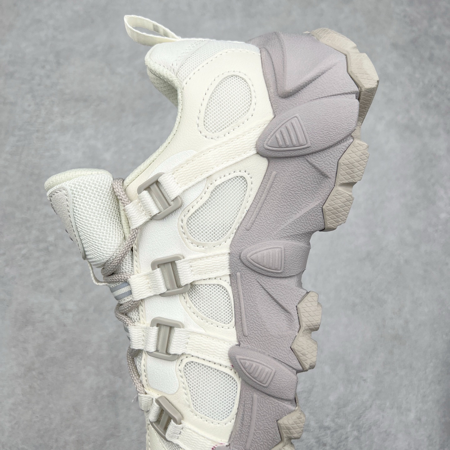 图片[7]-FILA FUSION EXOCET 斐乐山脉复古系列舒适百搭耐磨包裹性吸汗透气低帮跑步鞋 FUSION 系列传承了 FILA 的百年基因，融入年轻运动及潮流文化，成为引领变革、创新突破的一代。以“1+N” 的跨界合作模式重现经典的同时创造经典。带来最出其不意的跨界合作惊喜。同时，FILAFUSION把FILA 的 DNA 融入到定制体验里，你可以随心制造厲于你的产品。FILA FUSION 的鞋家族涵盖了老爹鞋、跑步鞋、网球鞋、季节款。风格复古新潮，满足了时尚人士出行及各类运动的搭配需求，成为当下年轻人筷拥的鞋类品牌之一。FILA FUSION 走进年轻人的世界，通过年轻人运动，街舞，滑板，篮球，展现 FILA FUSION 的潮流态度和年轻文化。FILA FUSION 认为末来属于引领变革、创新突破的年轻一代，让我们一起构成 FILA 未来的蓝图吧！尺码：35.5 36 36.5 37.5 38 38.5 39 40-选品中心