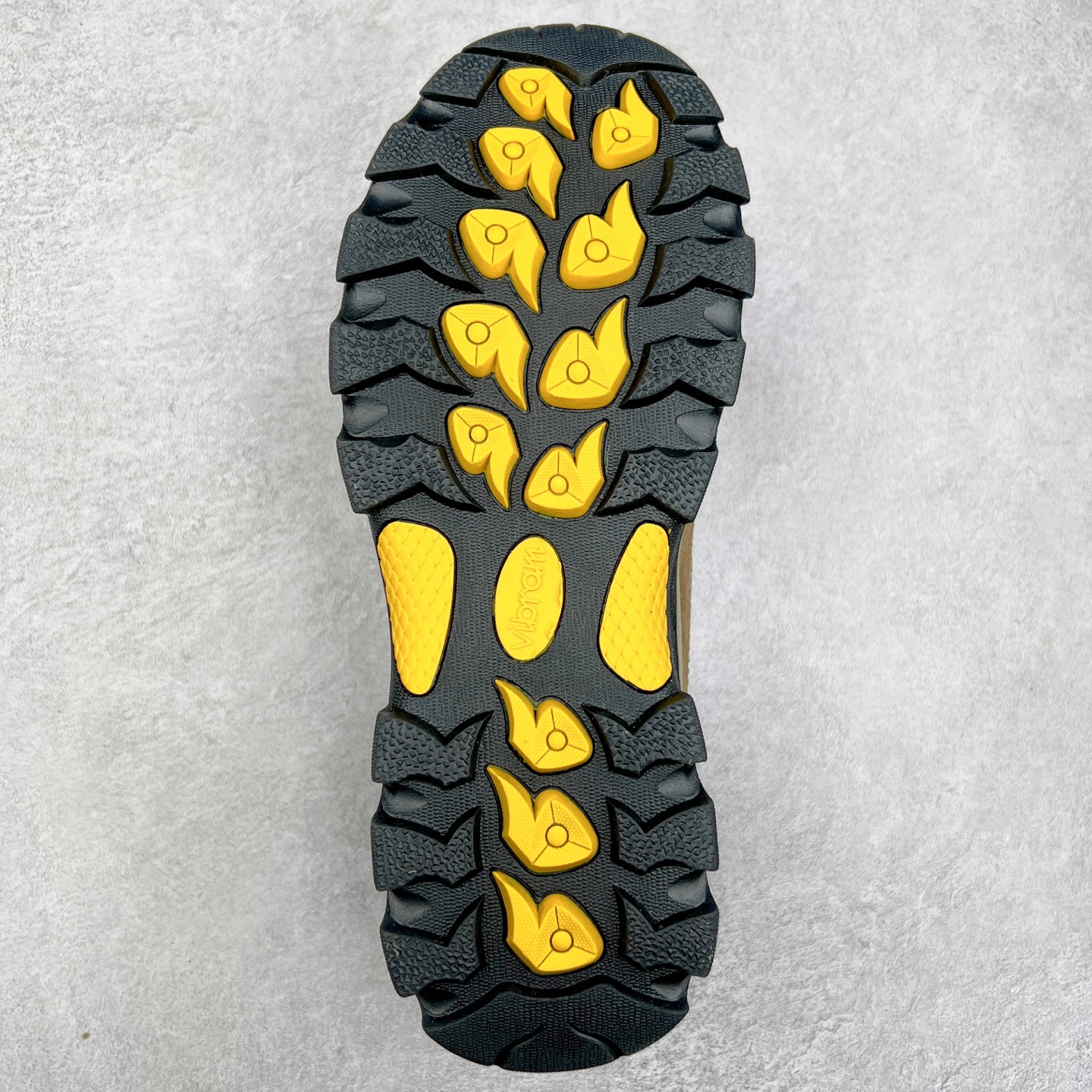 图片[9]-Columbia 哥伦比亚户外登山鞋休闲鞋户外越野徒步鞋广东大厂品质 面料采用进口磨砂牛皮 鞋底采用Vibram黄金大底 专门为鞋底设计的橡胶以出色的耐磨性，良好的防滑性，均匀的质地获得了众多品牌的认可Columbia成立于1938年，源自美国俄勒 州波特兰市，是有着80年悠久历史的国际户外品牌。作为户外科技的先驱者，哥伦比亚倡导 “Tested Tough要玩就玩真的”品牌精神。实地测试文化作为其品牌基因，致力透过产品传递品牌精髓.Columbia执着于让消费者在户外得到专业的真实保护，可以更长时间地享受户外乐趣 尺码：39-44-选品中心