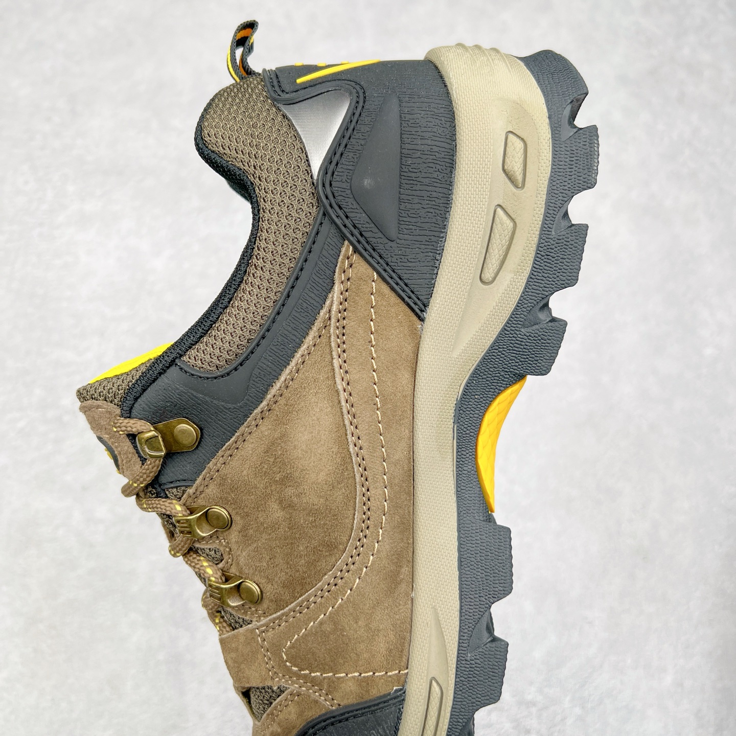 图片[7]-Columbia 哥伦比亚户外登山鞋休闲鞋户外越野徒步鞋广东大厂品质 面料采用进口磨砂牛皮 鞋底采用Vibram黄金大底 专门为鞋底设计的橡胶以出色的耐磨性，良好的防滑性，均匀的质地获得了众多品牌的认可Columbia成立于1938年，源自美国俄勒 州波特兰市，是有着80年悠久历史的国际户外品牌。作为户外科技的先驱者，哥伦比亚倡导 “Tested Tough要玩就玩真的”品牌精神。实地测试文化作为其品牌基因，致力透过产品传递品牌精髓.Columbia执着于让消费者在户外得到专业的真实保护，可以更长时间地享受户外乐趣 尺码：39-44-选品中心