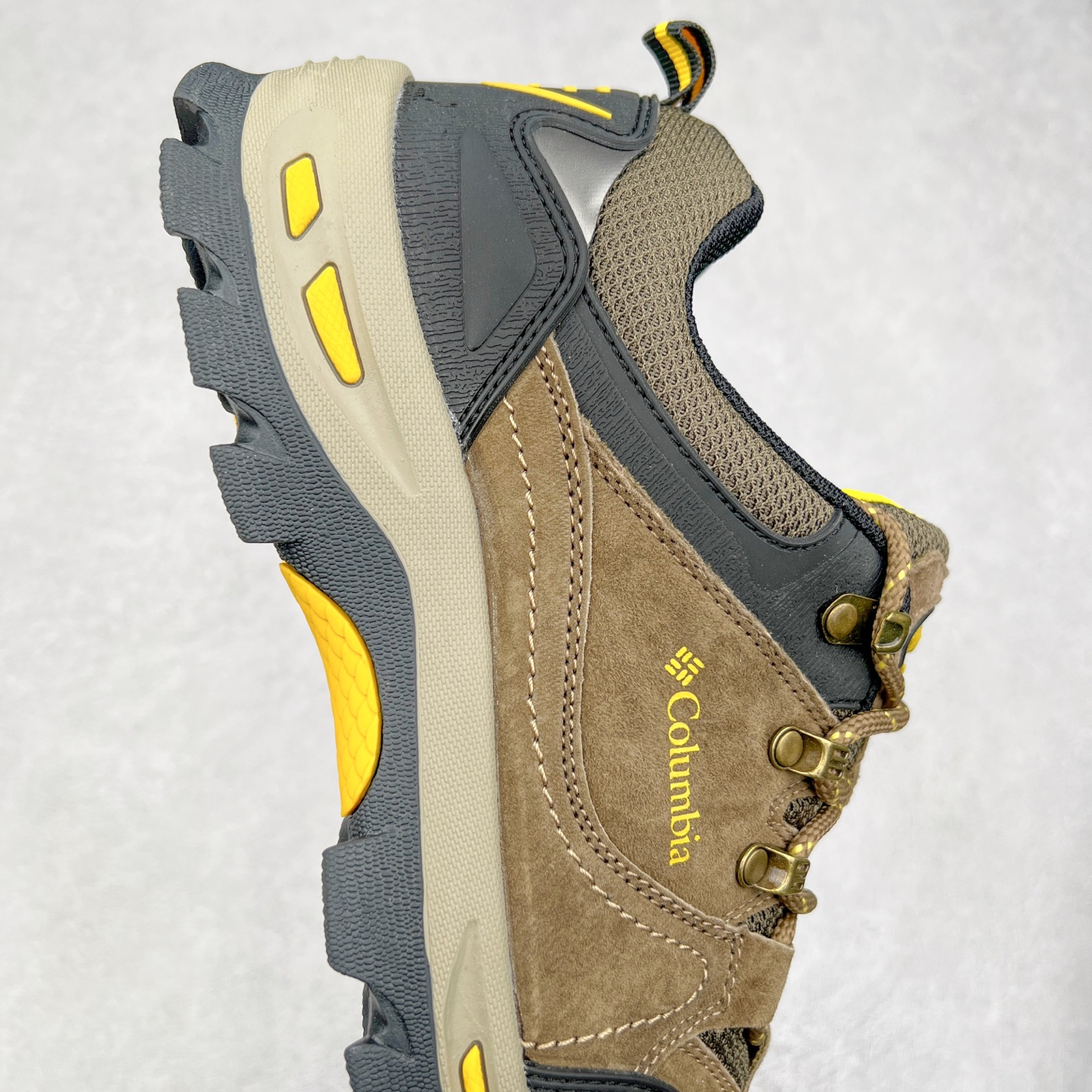 图片[6]-Columbia 哥伦比亚户外登山鞋休闲鞋户外越野徒步鞋广东大厂品质 面料采用进口磨砂牛皮 鞋底采用Vibram黄金大底 专门为鞋底设计的橡胶以出色的耐磨性，良好的防滑性，均匀的质地获得了众多品牌的认可Columbia成立于1938年，源自美国俄勒 州波特兰市，是有着80年悠久历史的国际户外品牌。作为户外科技的先驱者，哥伦比亚倡导 “Tested Tough要玩就玩真的”品牌精神。实地测试文化作为其品牌基因，致力透过产品传递品牌精髓.Columbia执着于让消费者在户外得到专业的真实保护，可以更长时间地享受户外乐趣 尺码：39-44-选品中心