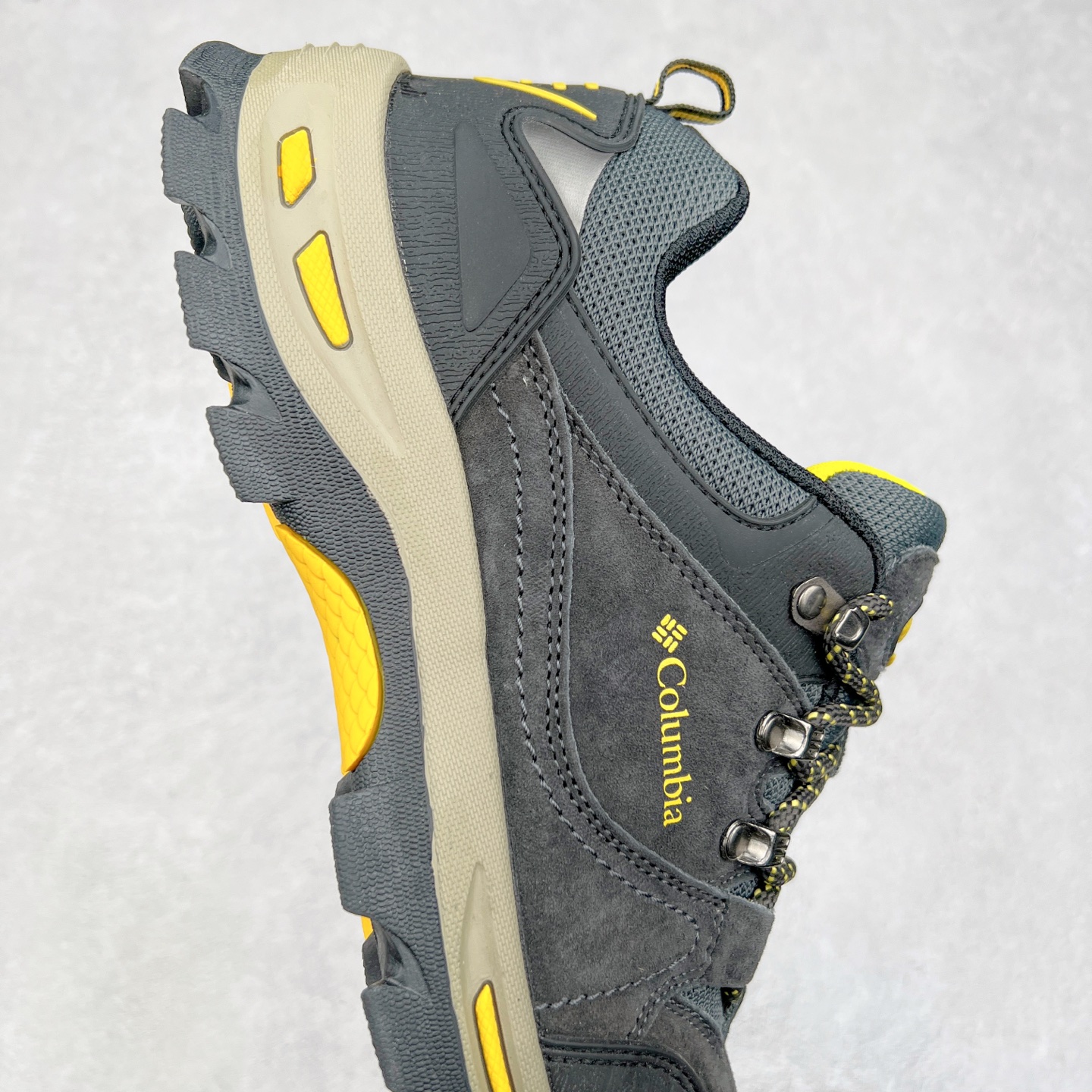 图片[6]-Columbia 哥伦比亚户外登山鞋休闲鞋户外越野徒步鞋广东大厂品质 面料采用进口磨砂牛皮 鞋底采用Vibram黄金大底 专门为鞋底设计的橡胶以出色的耐磨性，良好的防滑性，均匀的质地获得了众多品牌的认可Columbia成立于1938年，源自美国俄勒 州波特兰市，是有着80年悠久历史的国际户外品牌。作为户外科技的先驱者，哥伦比亚倡导 “Tested Tough要玩就玩真的”品牌精神。实地测试文化作为其品牌基因，致力透过产品传递品牌精髓.Columbia执着于让消费者在户外得到专业的真实保护，可以更长时间地享受户外乐趣 尺码：39-44-选品中心