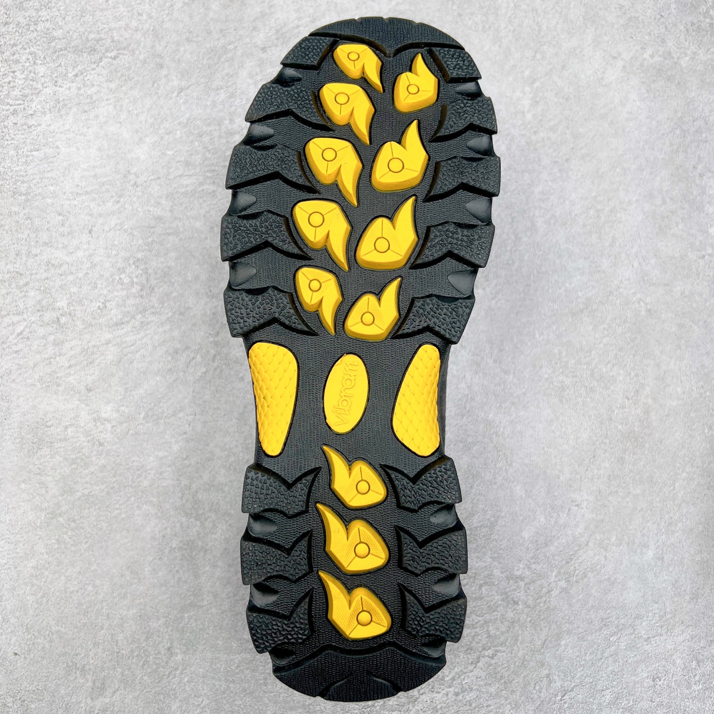 图片[9]-Columbia 哥伦比亚户外登山鞋休闲鞋户外越野徒步鞋广东大厂品质 面料采用进口磨砂牛皮 鞋底采用Vibram黄金大底 专门为鞋底设计的橡胶以出色的耐磨性，良好的防滑性，均匀的质地获得了众多品牌的认可Columbia成立于1938年，源自美国俄勒 州波特兰市，是有着80年悠久历史的国际户外品牌。作为户外科技的先驱者，哥伦比亚倡导 “Tested Tough要玩就玩真的”品牌精神。实地测试文化作为其品牌基因，致力透过产品传递品牌精髓.Columbia执着于让消费者在户外得到专业的真实保护，可以更长时间地享受户外乐趣 尺码：39-44-选品中心