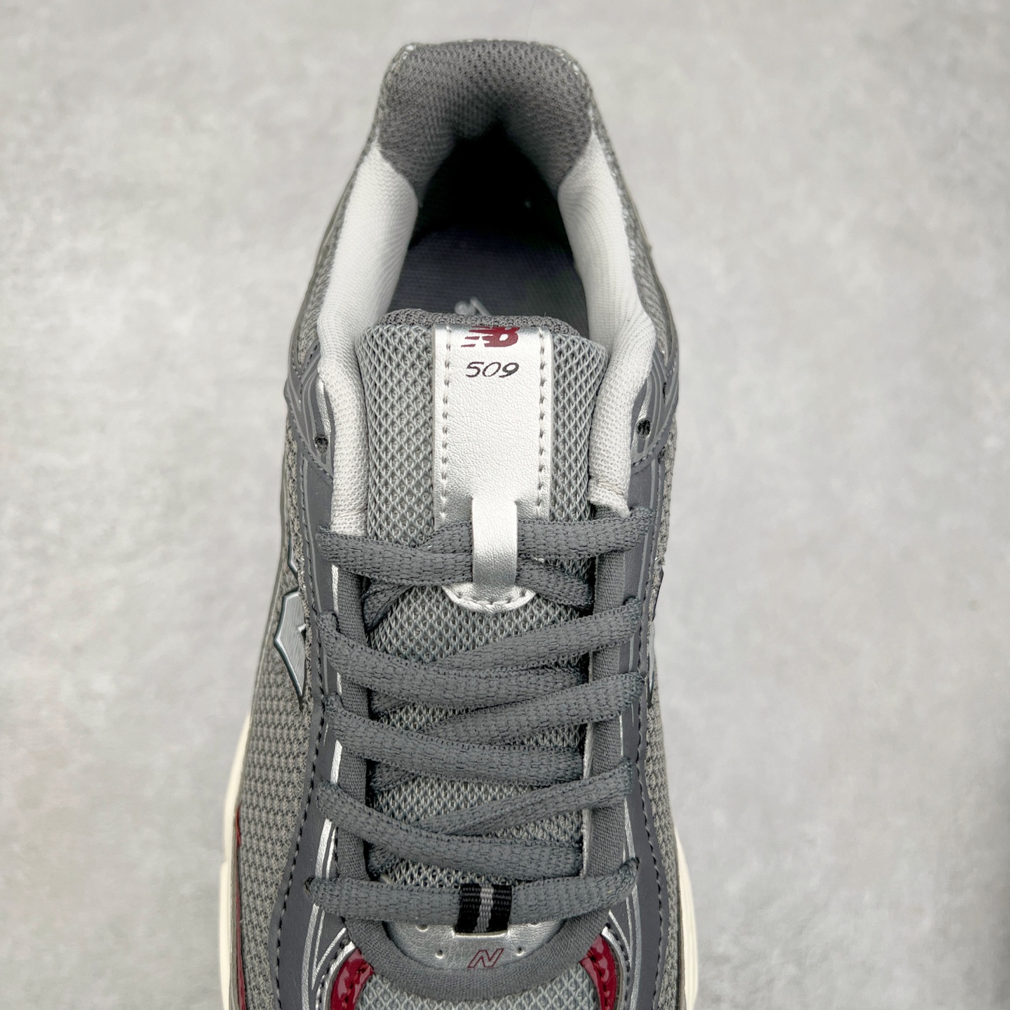 图片[5]-New Balance 推出了全新鞋款。这次复刻的 U509 是基于他们经典档案中的 NB509 跑鞋，赋予其全新的现代设计。虽然保留了原有的轮廓，但也根据当下潮流做了升级调整。相比之前的 509，新款 U509 的轮廓变得更加利落，侧面的皮革细节也增强了运动感。此外，鞋面采用了更大孔的网眼材质，让整体设计看起来更加潮流、时尚。实拍调校N版已经零色差零失真 百分百还原实物色彩所见即所得 不存在货不对板色差等低级问题 选购参考实物拍摄 不混卖不参货 只用心做好货严格选品 承诺混一赔十 尺码：36 36.5 37.5 38 38.5 39 40 40.5 41 42 42.5 43 44 44.5 45-选品中心