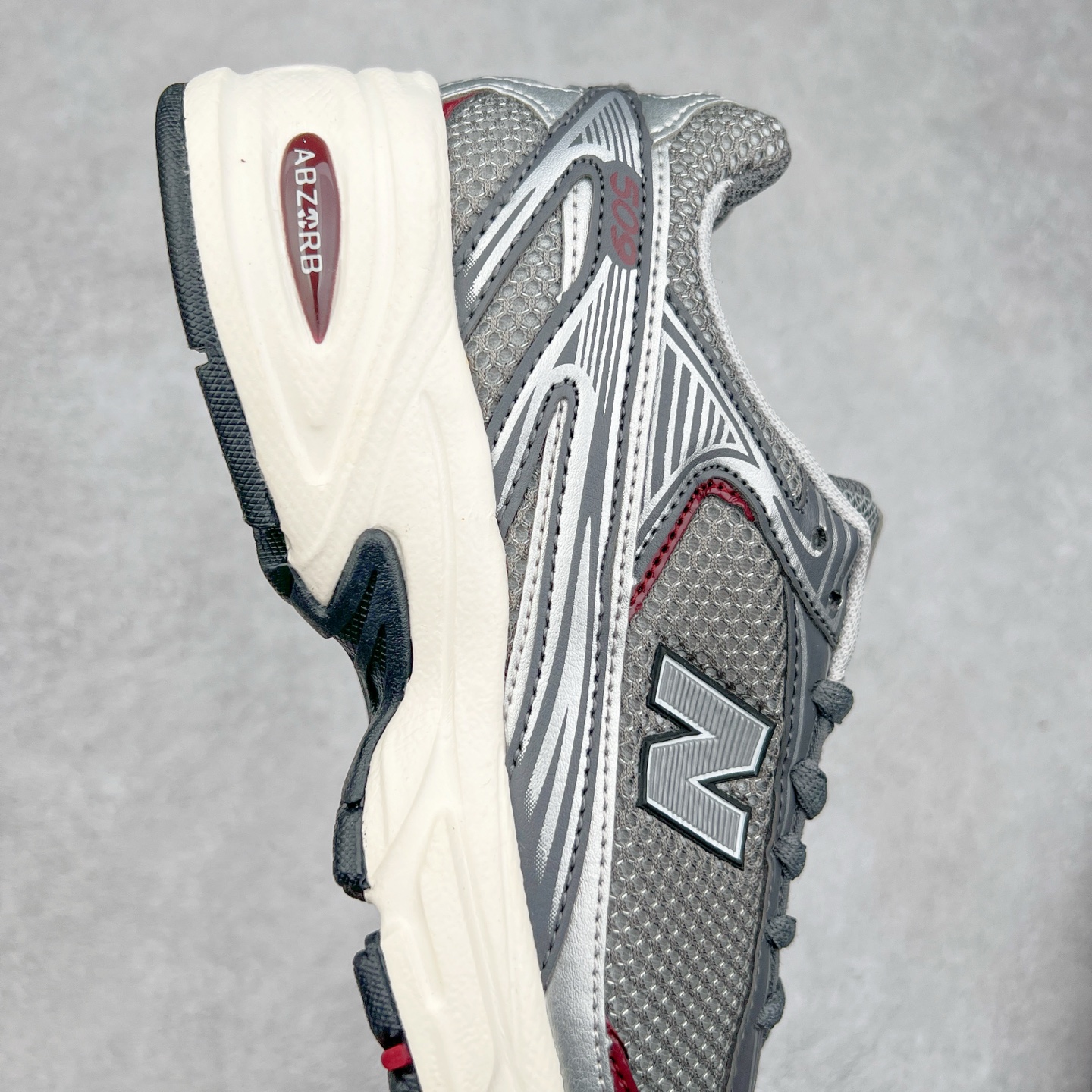 图片[6]-New Balance 推出了全新鞋款。这次复刻的 U509 是基于他们经典档案中的 NB509 跑鞋，赋予其全新的现代设计。虽然保留了原有的轮廓，但也根据当下潮流做了升级调整。相比之前的 509，新款 U509 的轮廓变得更加利落，侧面的皮革细节也增强了运动感。此外，鞋面采用了更大孔的网眼材质，让整体设计看起来更加潮流、时尚。实拍调校N版已经零色差零失真 百分百还原实物色彩所见即所得 不存在货不对板色差等低级问题 选购参考实物拍摄 不混卖不参货 只用心做好货严格选品 承诺混一赔十 尺码：36 36.5 37.5 38 38.5 39 40 40.5 41 42 42.5 43 44 44.5 45-选品中心