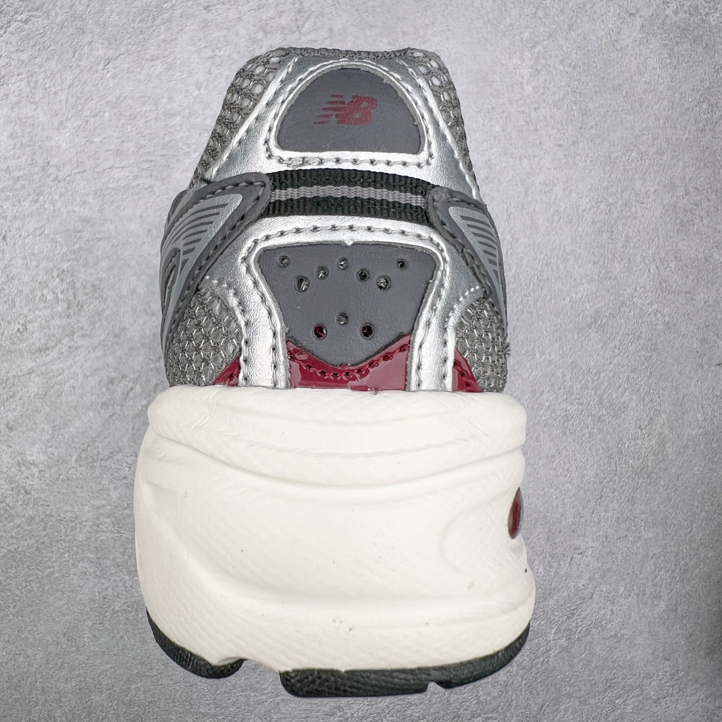 图片[8]-New Balance 推出了全新鞋款。这次复刻的 U509 是基于他们经典档案中的 NB509 跑鞋，赋予其全新的现代设计。虽然保留了原有的轮廓，但也根据当下潮流做了升级调整。相比之前的 509，新款 U509 的轮廓变得更加利落，侧面的皮革细节也增强了运动感。此外，鞋面采用了更大孔的网眼材质，让整体设计看起来更加潮流、时尚。实拍调校N版已经零色差零失真 百分百还原实物色彩所见即所得 不存在货不对板色差等低级问题 选购参考实物拍摄 不混卖不参货 只用心做好货严格选品 承诺混一赔十 尺码：36 36.5 37.5 38 38.5 39 40 40.5 41 42 42.5 43 44 44.5 45-选品中心