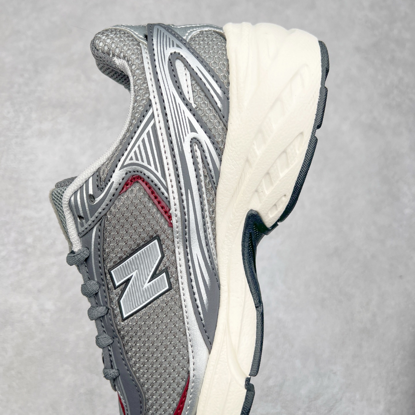 图片[7]-New Balance 推出了全新鞋款。这次复刻的 U509 是基于他们经典档案中的 NB509 跑鞋，赋予其全新的现代设计。虽然保留了原有的轮廓，但也根据当下潮流做了升级调整。相比之前的 509，新款 U509 的轮廓变得更加利落，侧面的皮革细节也增强了运动感。此外，鞋面采用了更大孔的网眼材质，让整体设计看起来更加潮流、时尚。实拍调校N版已经零色差零失真 百分百还原实物色彩所见即所得 不存在货不对板色差等低级问题 选购参考实物拍摄 不混卖不参货 只用心做好货严格选品 承诺混一赔十 尺码：36 36.5 37.5 38 38.5 39 40 40.5 41 42 42.5 43 44 44.5 45-选品中心