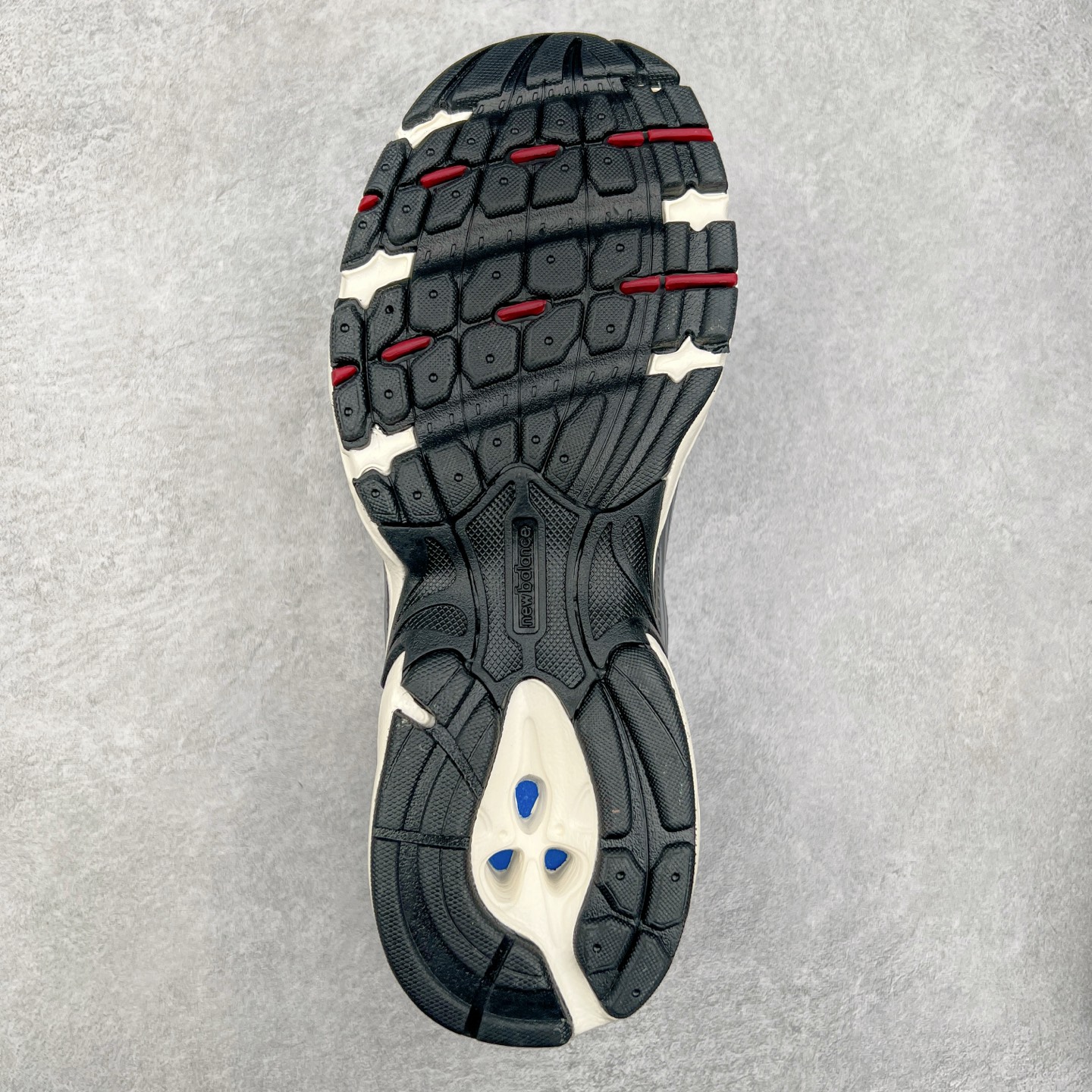 图片[9]-New Balance 推出了全新鞋款。这次复刻的 U509 是基于他们经典档案中的 NB509 跑鞋，赋予其全新的现代设计。虽然保留了原有的轮廓，但也根据当下潮流做了升级调整。相比之前的 509，新款 U509 的轮廓变得更加利落，侧面的皮革细节也增强了运动感。此外，鞋面采用了更大孔的网眼材质，让整体设计看起来更加潮流、时尚。实拍调校N版已经零色差零失真 百分百还原实物色彩所见即所得 不存在货不对板色差等低级问题 选购参考实物拍摄 不混卖不参货 只用心做好货严格选品 承诺混一赔十 尺码：36 36.5 37.5 38 38.5 39 40 40.5 41 42 42.5 43 44 44.5 45-选品中心