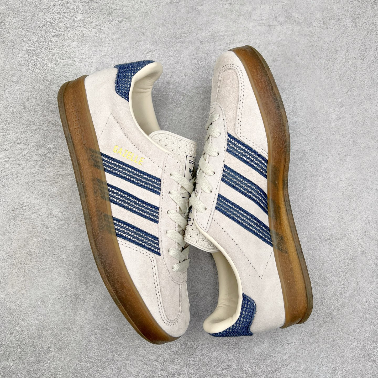图片[3]-AD Gazelle Indoor Trainers 羚羊内训系列低帮复古百搭休闲运动德训风板鞋 JR3381 90年代经典的复刻版！自60年代以足球训练鞋面世以来,Gazelle就以其经典设计席卷全球。1991年版本的复刻,再造经典Gazelle。采用皮革打造,搭配浊色细节,让这款经典更加简约。尺码：36 36⅔ 37⅓ 38 38⅔ 39⅓ 40 40⅔ 41⅓ 42 42⅔ 43⅓ 44 45-选品中心
