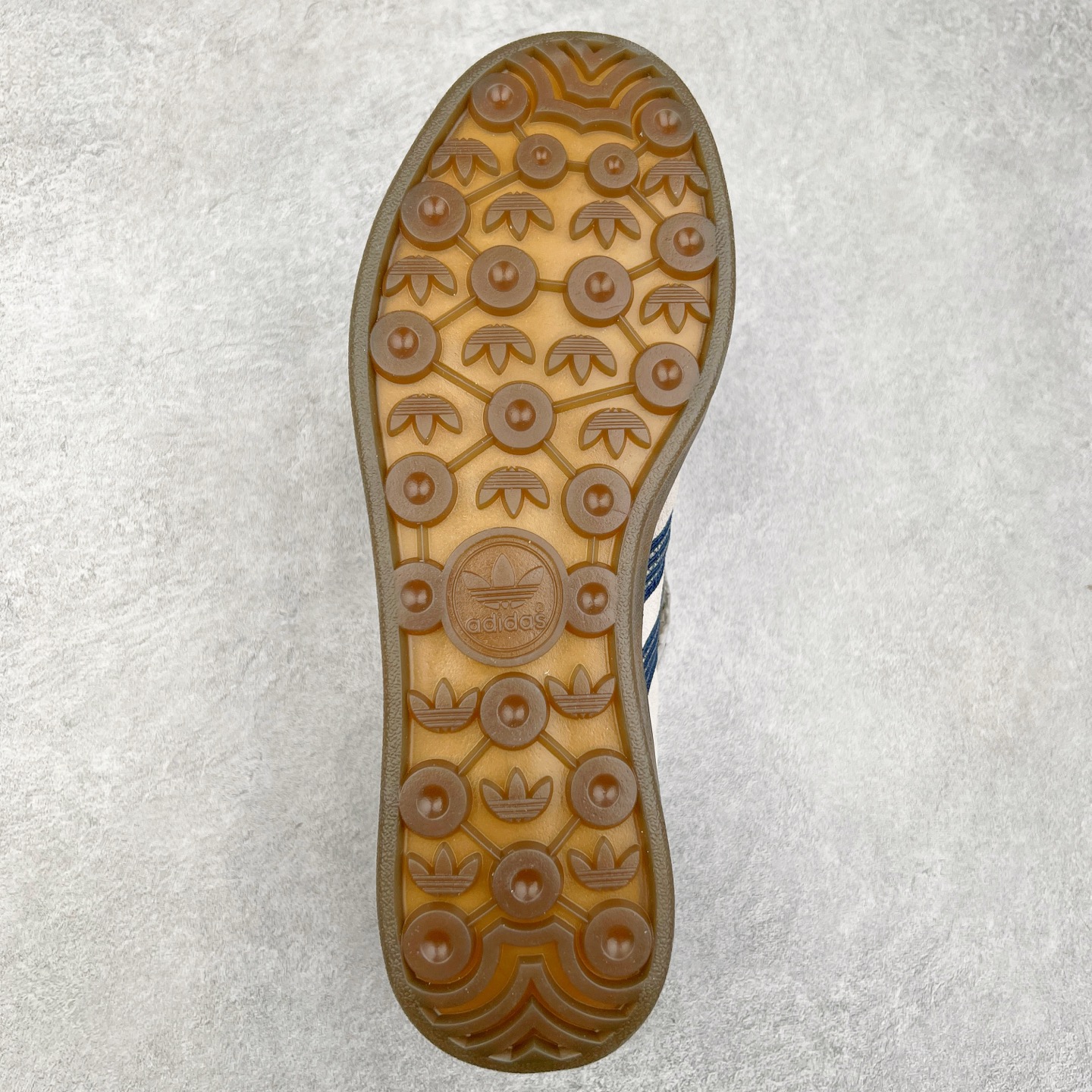 图片[9]-AD Gazelle Indoor Trainers 羚羊内训系列低帮复古百搭休闲运动德训风板鞋 JR3381 90年代经典的复刻版！自60年代以足球训练鞋面世以来,Gazelle就以其经典设计席卷全球。1991年版本的复刻,再造经典Gazelle。采用皮革打造,搭配浊色细节,让这款经典更加简约。尺码：36 36⅔ 37⅓ 38 38⅔ 39⅓ 40 40⅔ 41⅓ 42 42⅔ 43⅓ 44 45-选品中心