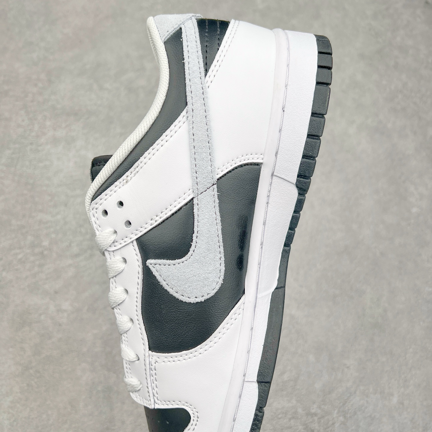 图片[7]-＃K1 NK Dunk Low IB4620-141 全新支线性价比拉满 迎合行情定价 正确头层皮料 细节均购入原鞋校对开发 全套原纸板楦头加持 细节品控鞋型稳定 独家私模官方最新原厂磨具打造大底 鞋头坡度极致还原 原盒原配 玻璃冲刀 超高清洁度 全鞋零毛边皮料切割 正确中底布背胶中底布拉帮走线 尺码：36 36.5 37.5 38 38.5 39 40 40.5 41 42 42.5 43 44 44.5 45 46-选品中心