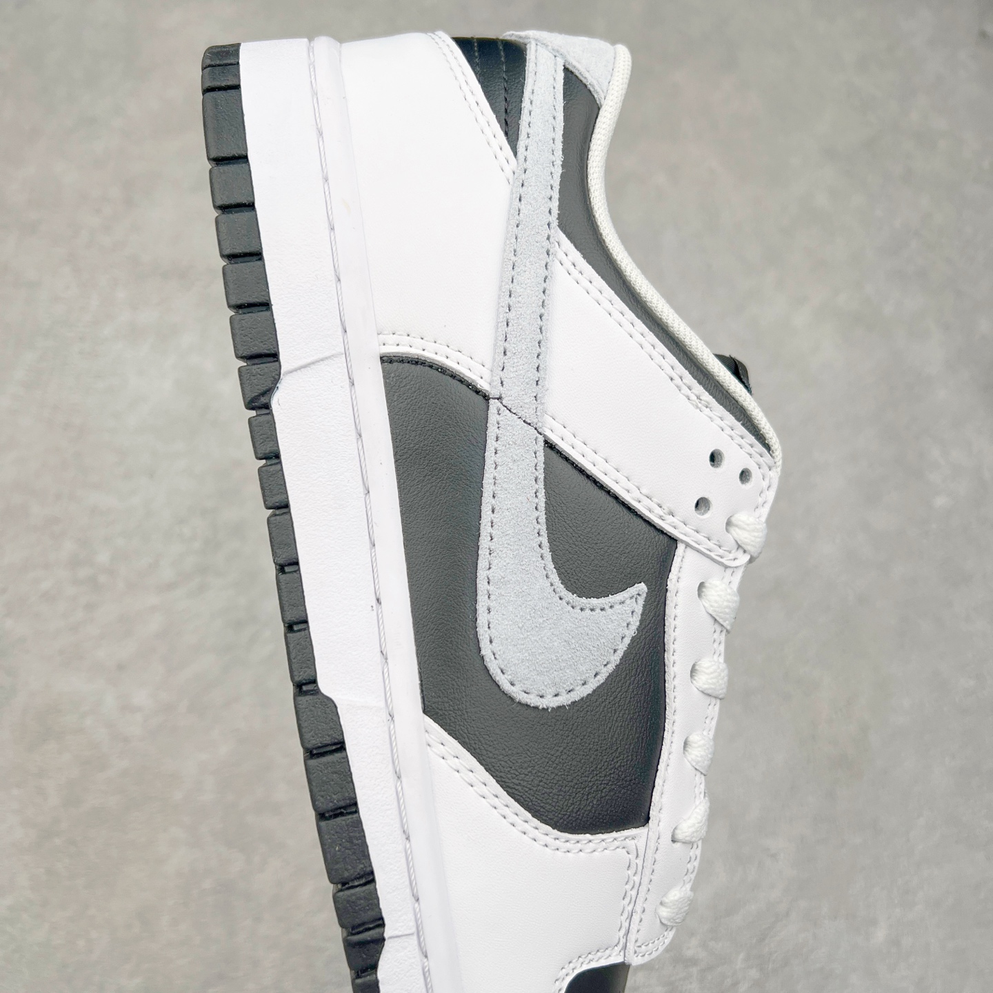 图片[6]-＃K1 NK Dunk Low IB4620-141 全新支线性价比拉满 迎合行情定价 正确头层皮料 细节均购入原鞋校对开发 全套原纸板楦头加持 细节品控鞋型稳定 独家私模官方最新原厂磨具打造大底 鞋头坡度极致还原 原盒原配 玻璃冲刀 超高清洁度 全鞋零毛边皮料切割 正确中底布背胶中底布拉帮走线 尺码：36 36.5 37.5 38 38.5 39 40 40.5 41 42 42.5 43 44 44.5 45 46-选品中心