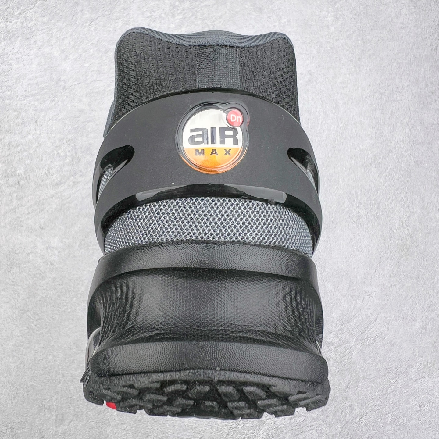 图片[8]-NK Air Max DN8 全掌科技气垫缓震运动跑鞋 FQ7860-005 DN8的核心亮点在于其八腔气垫结构 根据不同部位设定的气压值专为行走设计 提供卓越的舒适感 鞋面的设计让人联想到上世纪90年代末至2000年代初的多款Air Max 中底上系列圆形孔洞引发了热议 不少人将其与竞争品牌的缓震技术进行比较 例如K-SWISS 2010年代初推出的Tubes技 及以多孔鞋底闻名的品牌 尺码：36 36.5 37.5 38 38.5 39 40 40.5 41 42 42.5 43 44 44.5 45-选品中心