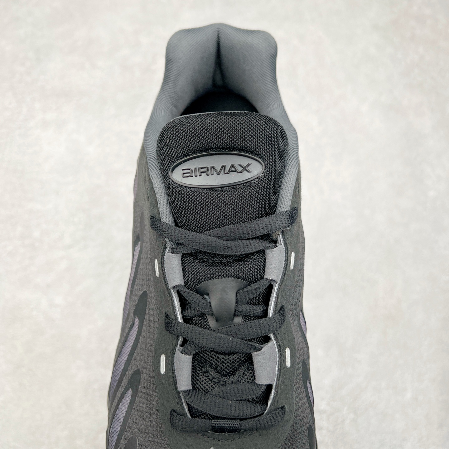 图片[5]-NK Air Max DN8 全掌科技气垫缓震运动跑鞋 FQ7860-005 DN8的核心亮点在于其八腔气垫结构 根据不同部位设定的气压值专为行走设计 提供卓越的舒适感 鞋面的设计让人联想到上世纪90年代末至2000年代初的多款Air Max 中底上系列圆形孔洞引发了热议 不少人将其与竞争品牌的缓震技术进行比较 例如K-SWISS 2010年代初推出的Tubes技 及以多孔鞋底闻名的品牌 尺码：36 36.5 37.5 38 38.5 39 40 40.5 41 42 42.5 43 44 44.5 45-选品中心