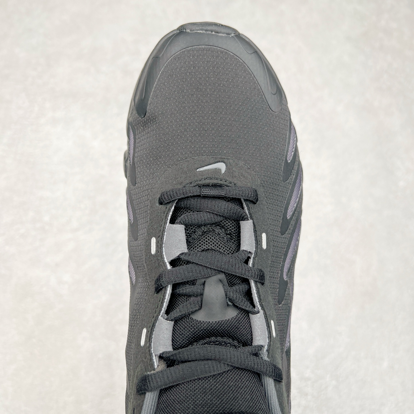 图片[4]-NK Air Max DN8 全掌科技气垫缓震运动跑鞋 FQ7860-005 DN8的核心亮点在于其八腔气垫结构 根据不同部位设定的气压值专为行走设计 提供卓越的舒适感 鞋面的设计让人联想到上世纪90年代末至2000年代初的多款Air Max 中底上系列圆形孔洞引发了热议 不少人将其与竞争品牌的缓震技术进行比较 例如K-SWISS 2010年代初推出的Tubes技 及以多孔鞋底闻名的品牌 尺码：36 36.5 37.5 38 38.5 39 40 40.5 41 42 42.5 43 44 44.5 45-选品中心