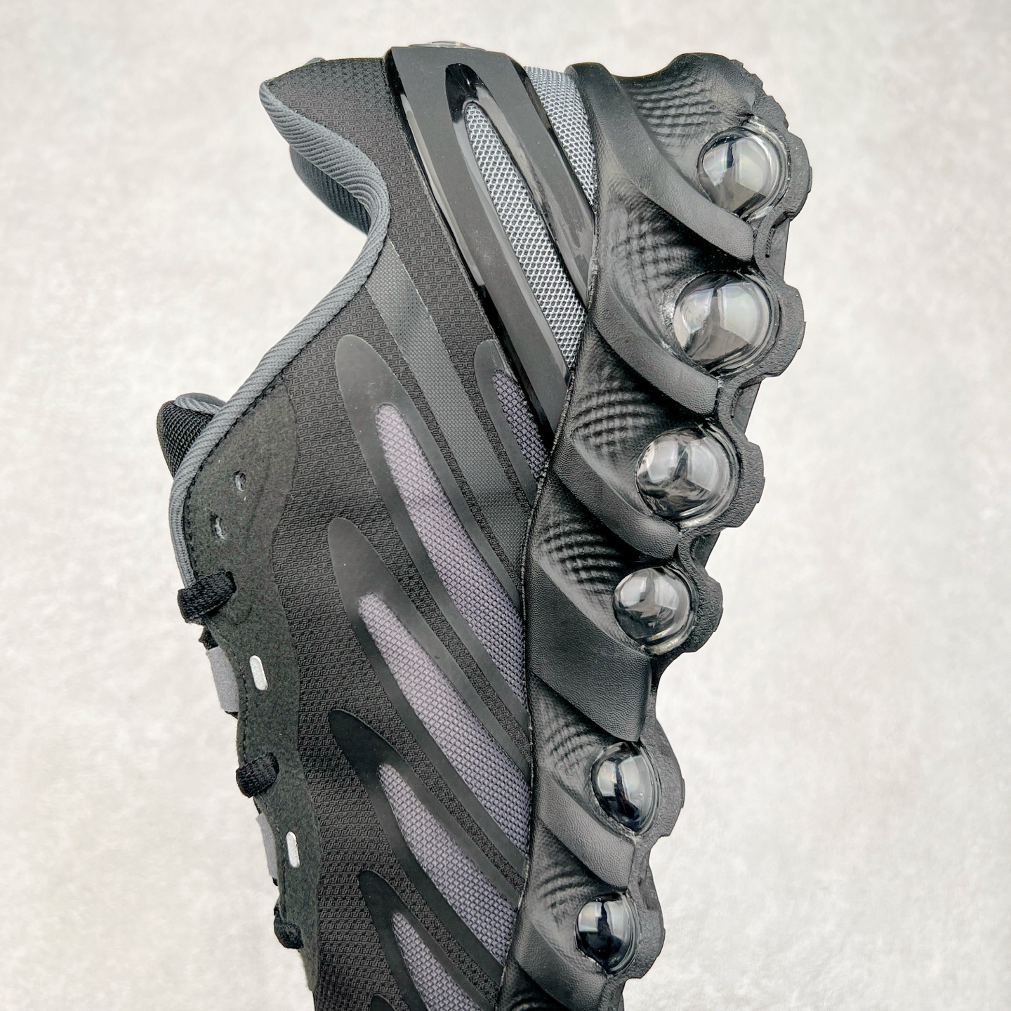 图片[7]-NK Air Max DN8 全掌科技气垫缓震运动跑鞋 FQ7860-005 DN8的核心亮点在于其八腔气垫结构 根据不同部位设定的气压值专为行走设计 提供卓越的舒适感 鞋面的设计让人联想到上世纪90年代末至2000年代初的多款Air Max 中底上系列圆形孔洞引发了热议 不少人将其与竞争品牌的缓震技术进行比较 例如K-SWISS 2010年代初推出的Tubes技 及以多孔鞋底闻名的品牌 尺码：36 36.5 37.5 38 38.5 39 40 40.5 41 42 42.5 43 44 44.5 45-选品中心