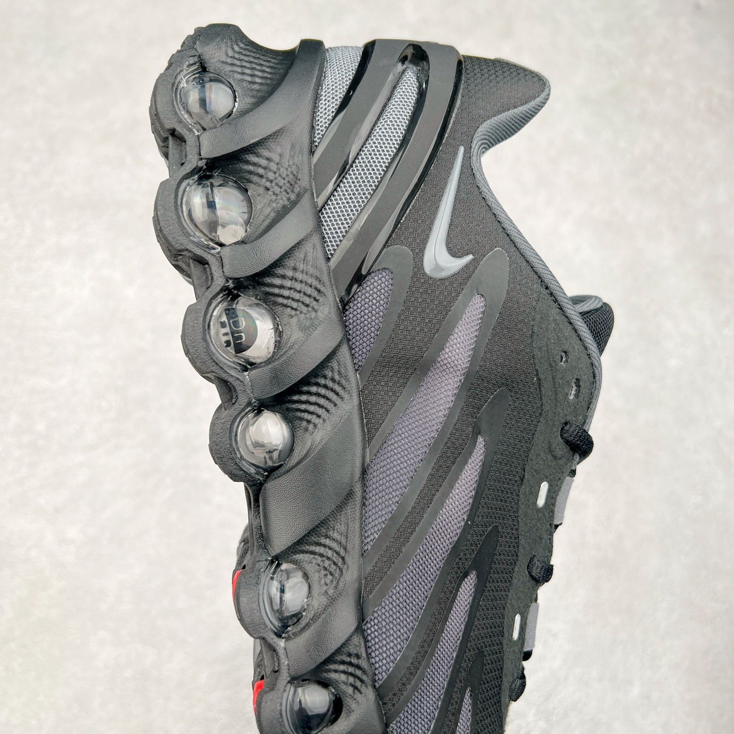 图片[6]-NK Air Max DN8 全掌科技气垫缓震运动跑鞋 FQ7860-005 DN8的核心亮点在于其八腔气垫结构 根据不同部位设定的气压值专为行走设计 提供卓越的舒适感 鞋面的设计让人联想到上世纪90年代末至2000年代初的多款Air Max 中底上系列圆形孔洞引发了热议 不少人将其与竞争品牌的缓震技术进行比较 例如K-SWISS 2010年代初推出的Tubes技 及以多孔鞋底闻名的品牌 尺码：36 36.5 37.5 38 38.5 39 40 40.5 41 42 42.5 43 44 44.5 45-选品中心