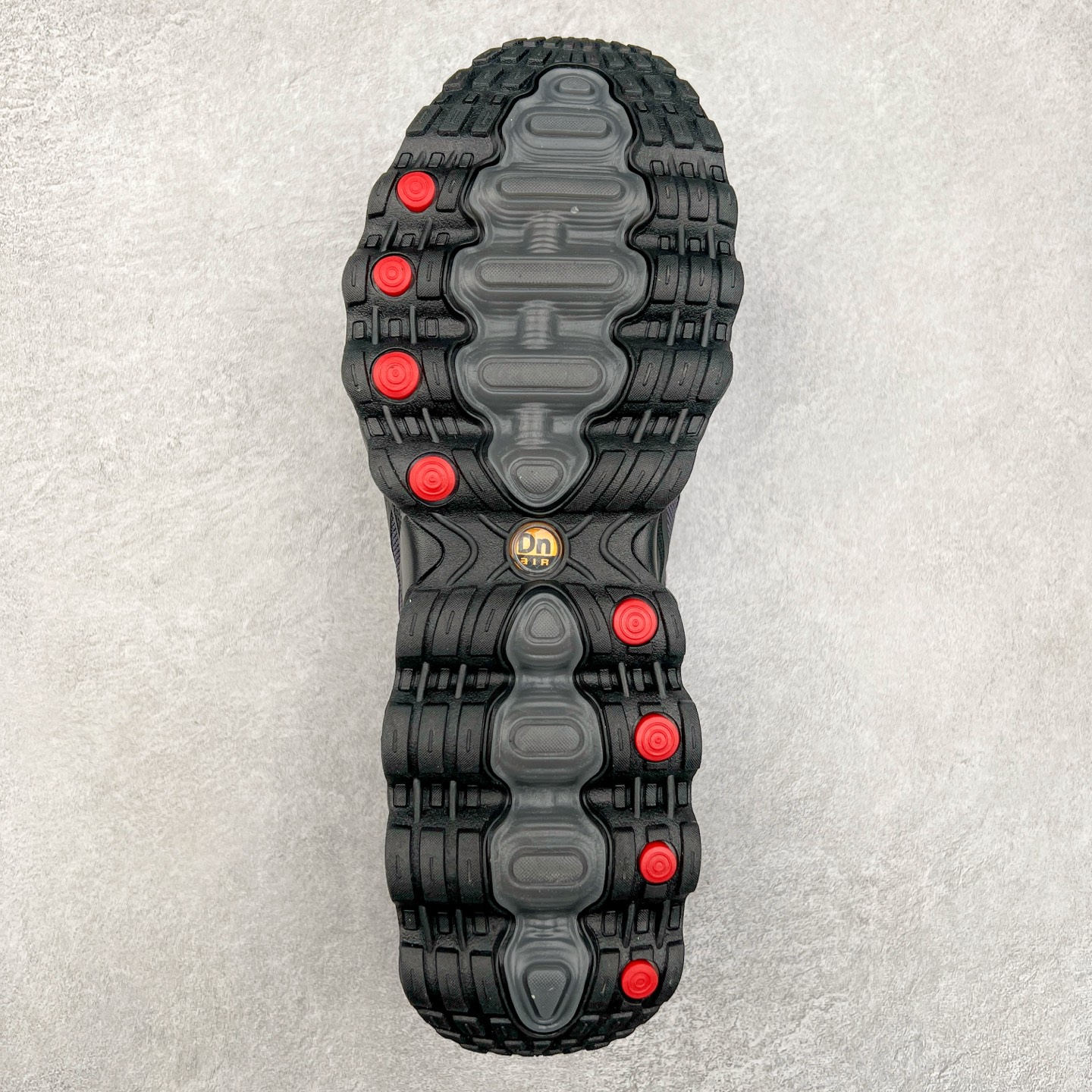 图片[9]-NK Air Max DN8 全掌科技气垫缓震运动跑鞋 FQ7860-005 DN8的核心亮点在于其八腔气垫结构 根据不同部位设定的气压值专为行走设计 提供卓越的舒适感 鞋面的设计让人联想到上世纪90年代末至2000年代初的多款Air Max 中底上系列圆形孔洞引发了热议 不少人将其与竞争品牌的缓震技术进行比较 例如K-SWISS 2010年代初推出的Tubes技 及以多孔鞋底闻名的品牌 尺码：36 36.5 37.5 38 38.5 39 40 40.5 41 42 42.5 43 44 44.5 45-选品中心